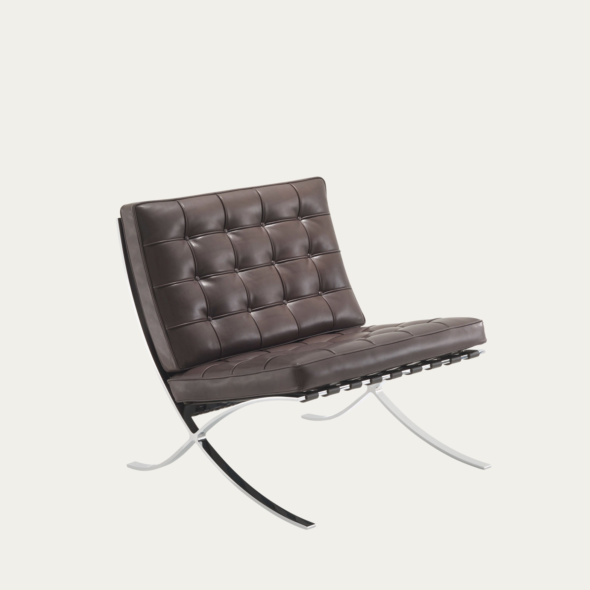 Seitenansicht des Barcelona Chairs in dunkelbraunem Leder, mit X-Gestell aus hochglanzpoliertem Stahl