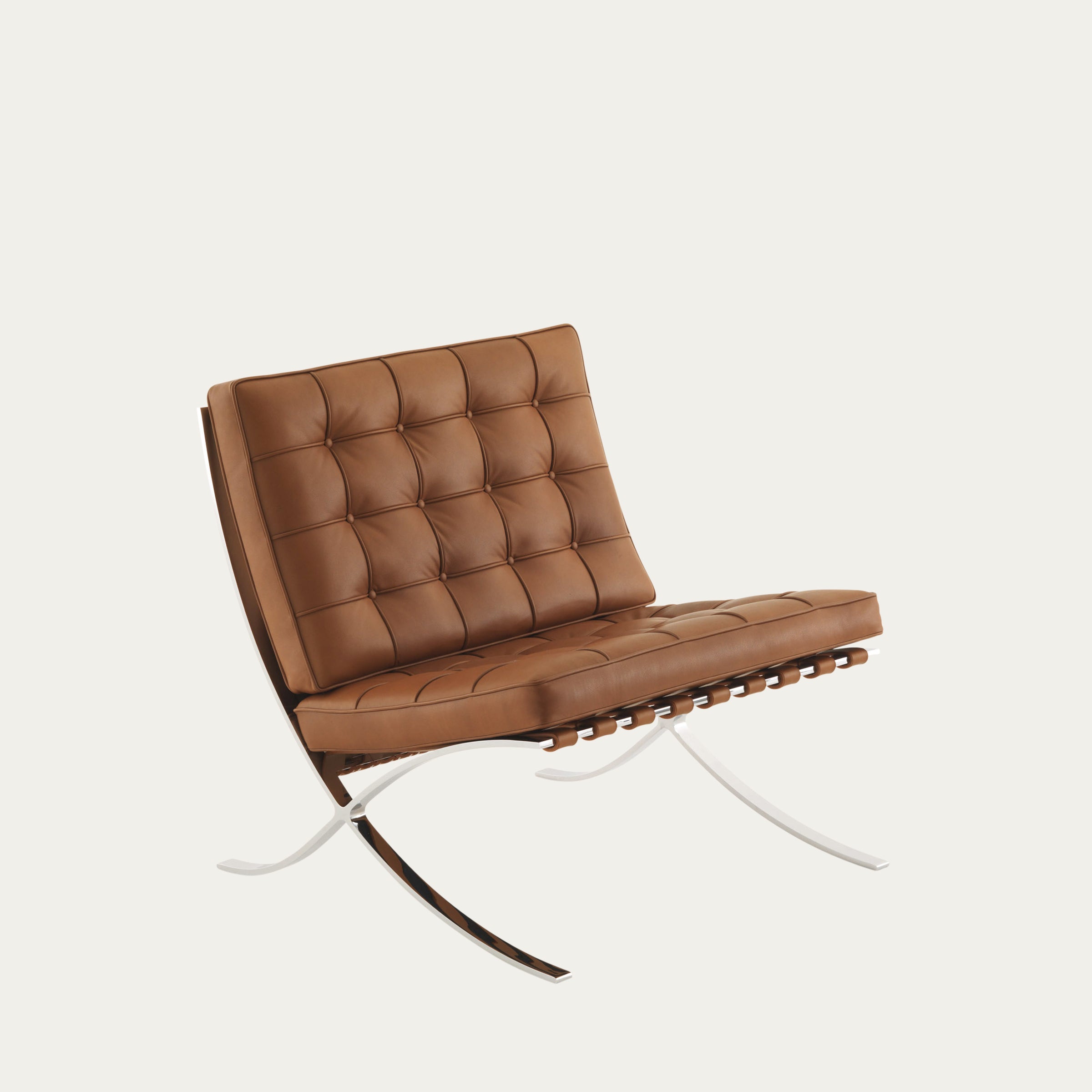 Ansicht des Barcelona Chairs in mittelbraunem Leder, verchromtes Untergestell und klassische Knopfsteppung