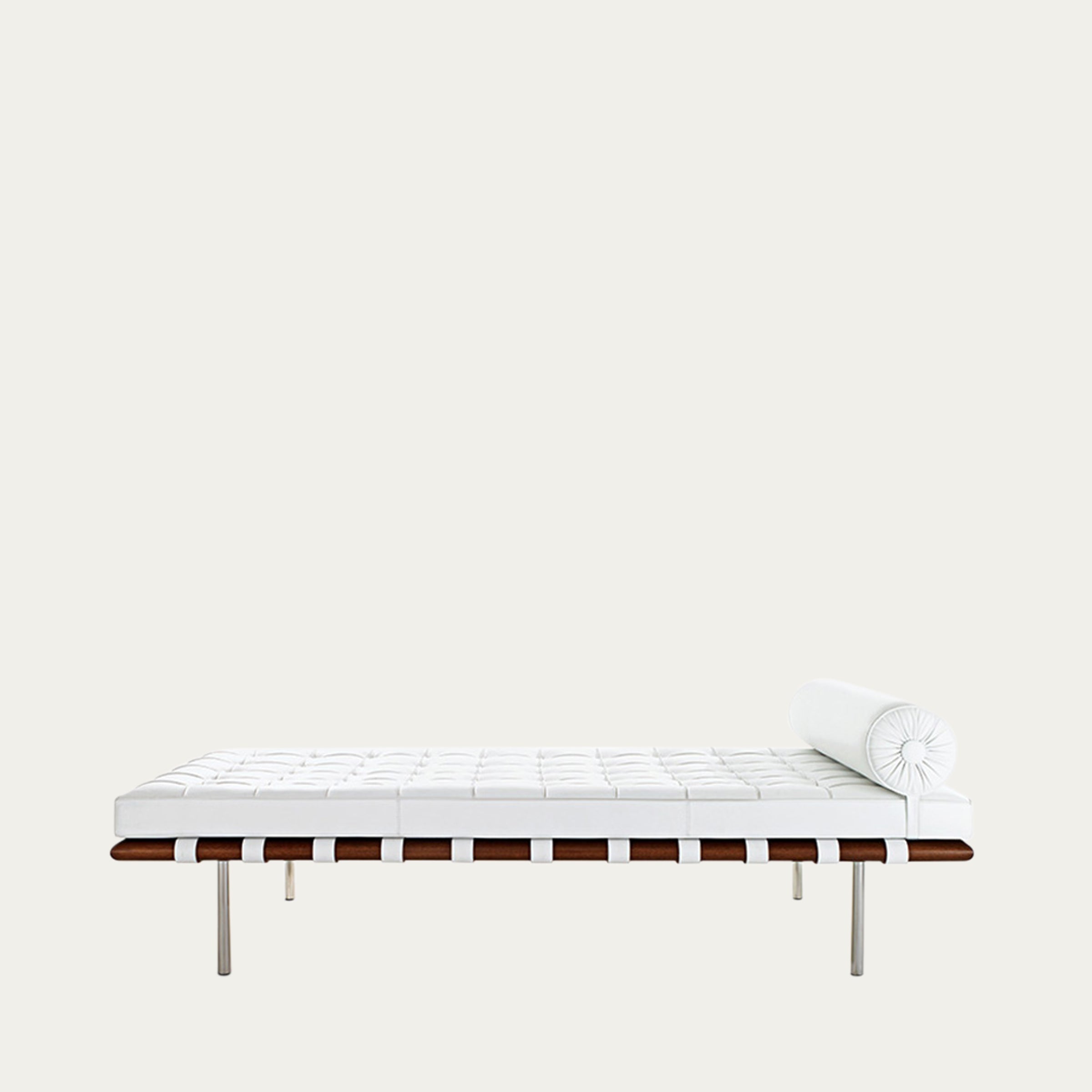 Weiße Barcelona Couch, elegante Designliege mit Knopfsteppung und rundem weißem Lederrollenkissen
