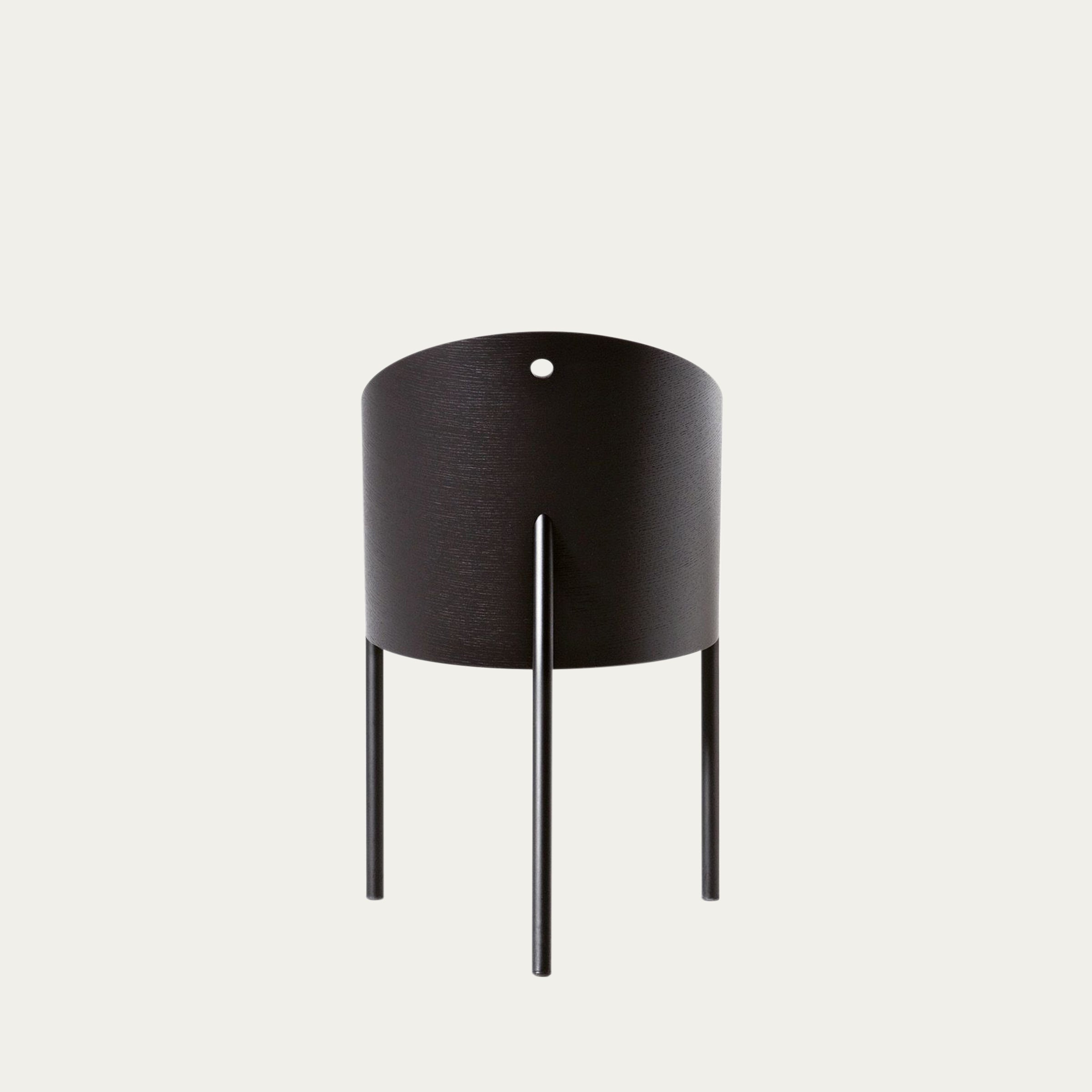 Schrägansicht des Costes Schalenstuhls von Philippe Starck – konische Holzschale mit schwarzem Ledersitz und schlankem Metallgestell