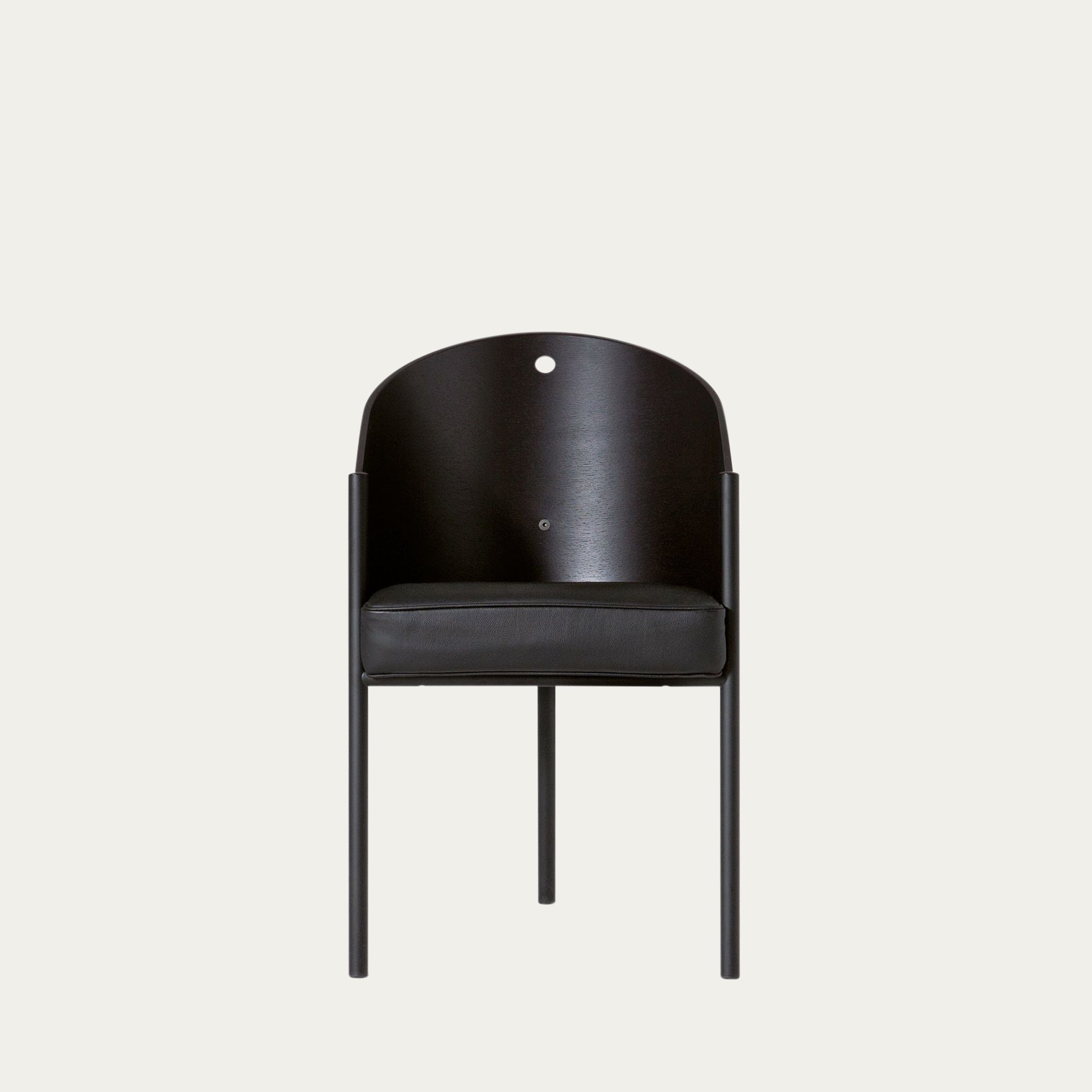 Detailansicht des Costes Schalenstuhls von Philippe Starck (1984) mit geformter Holzschale und schwarzer Ledersitzfläche