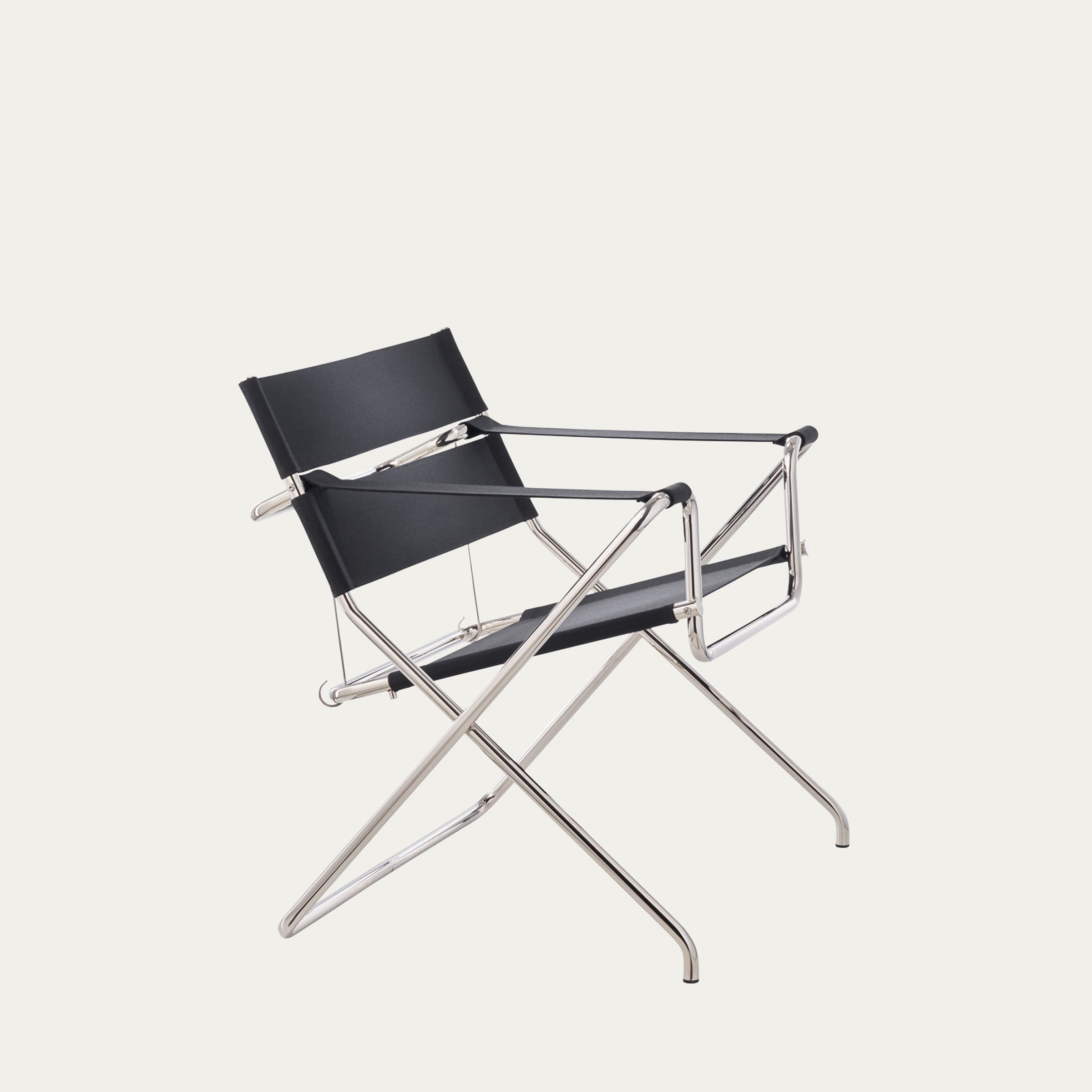 Schrägansicht des schwarzen D4 Klappsessels von Marcel Breuer, Bauhaus-Stahlrohrstuhl mit schwarzem Canvas