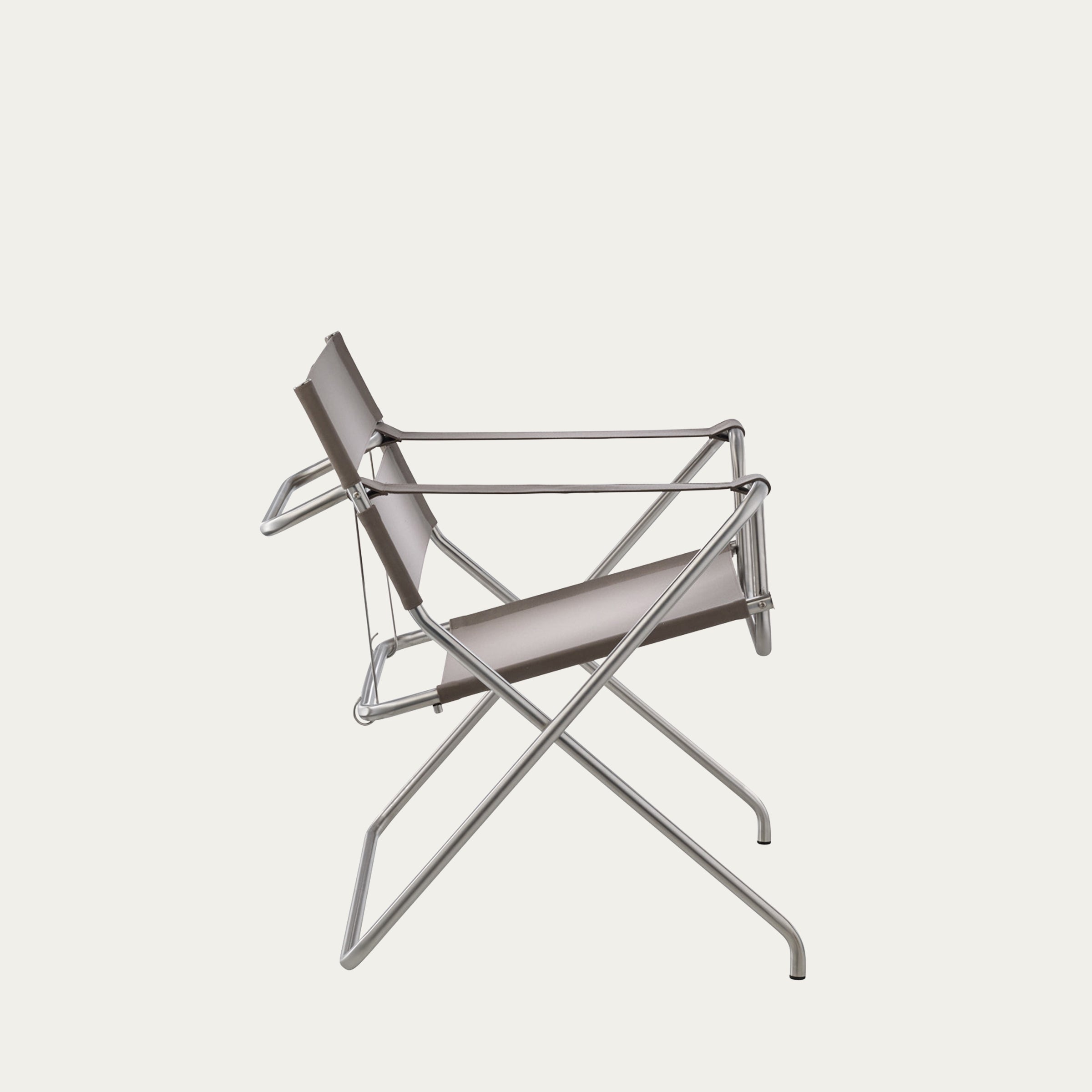 Seitenansicht des taupefarbenen D4 Klappsessels von Marcel Breuer, faltbarer Stahlrohrstuhl mit Canvas-Sitz und -Lehne