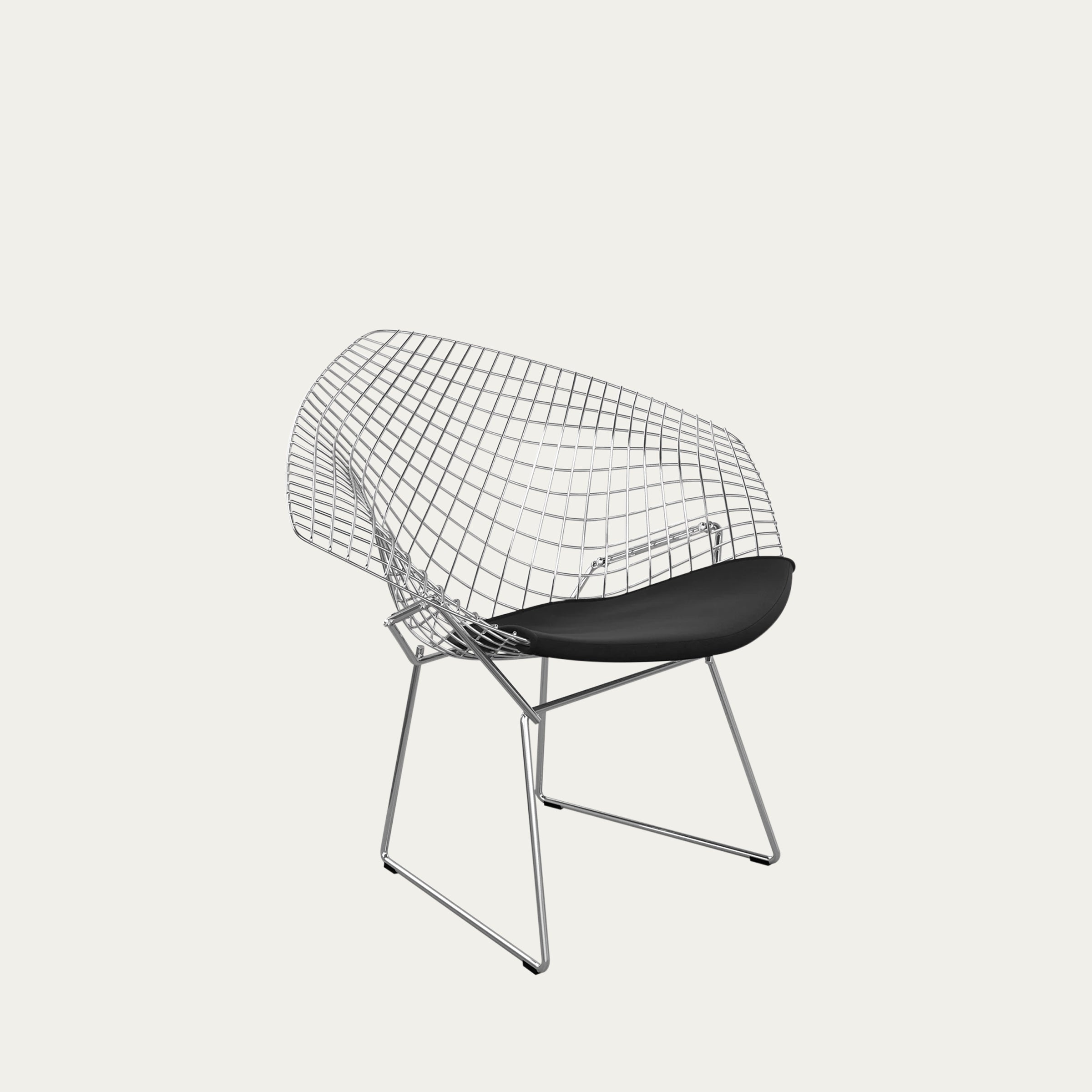 Seitliche Ansicht des Diamond Chairs mit verchromtem Drahtgestell und schwarzem Polster