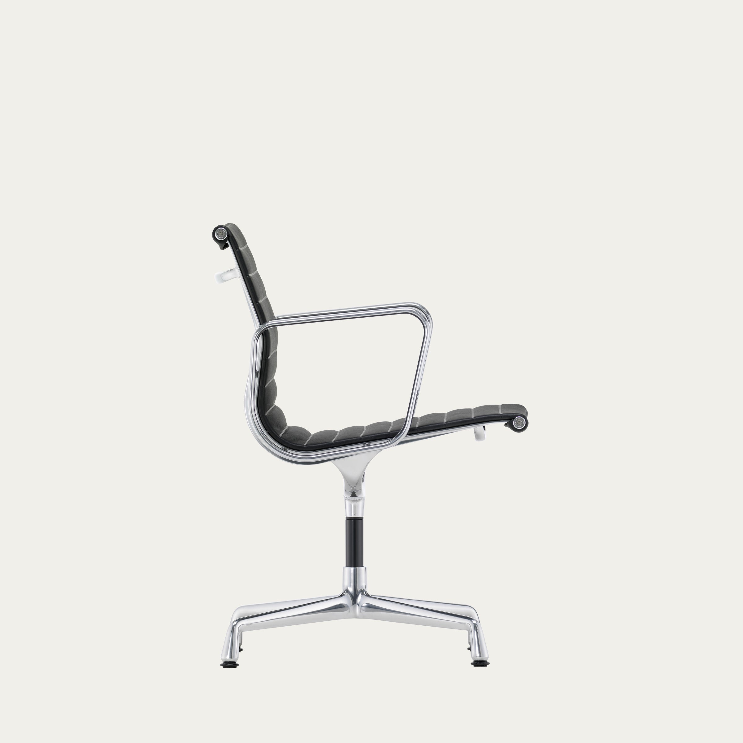 Seitenansicht des EA 105 Aluminium Bürostuhls von Charles & Ray Eames mit verchromtem Aluminiumgestell und schwarzer Polsterung