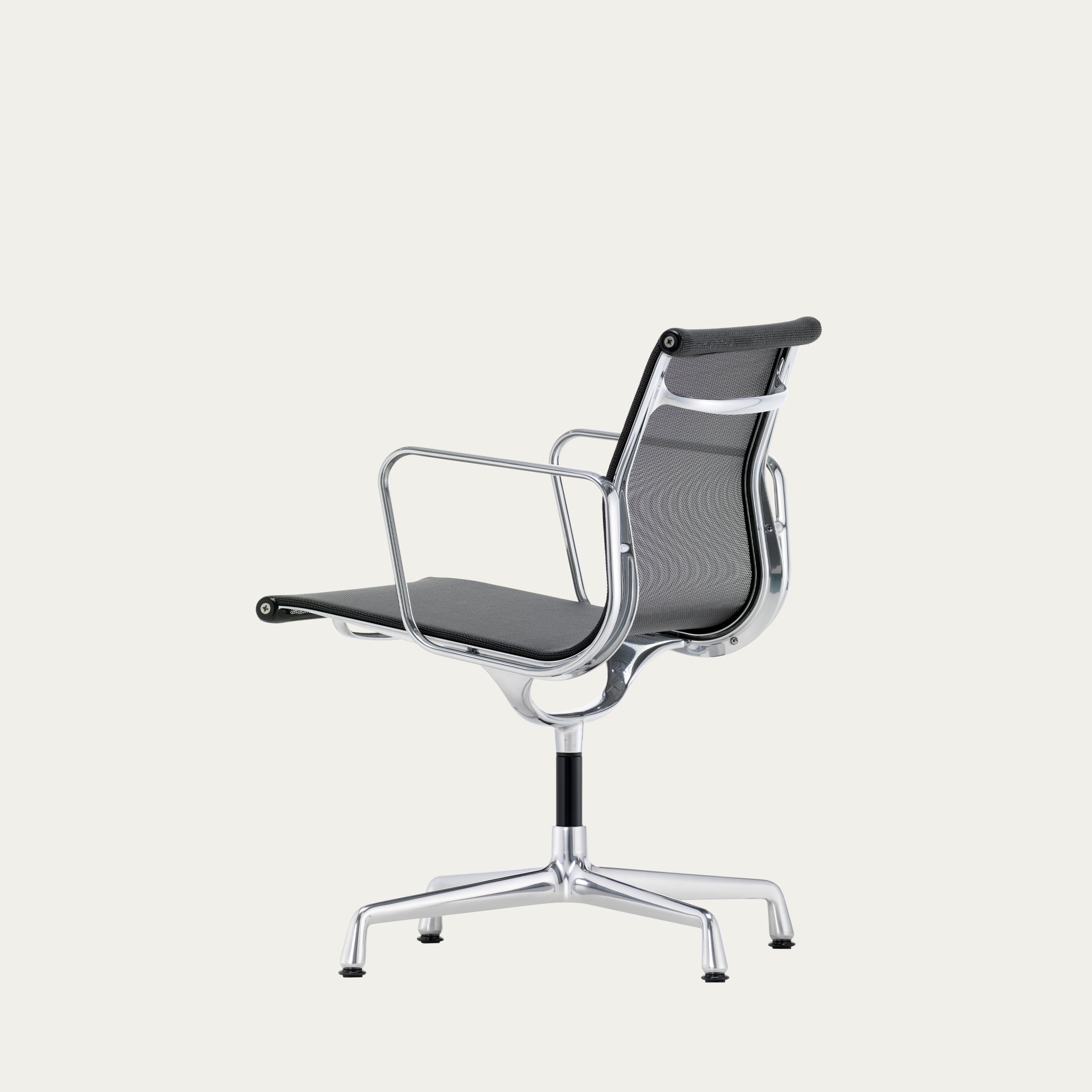Schrägansicht des EA 107 Aluminium Chairs von Charles & Ray Eames mit Aluminiumrahmen und atmungsaktiver Netzbespannung