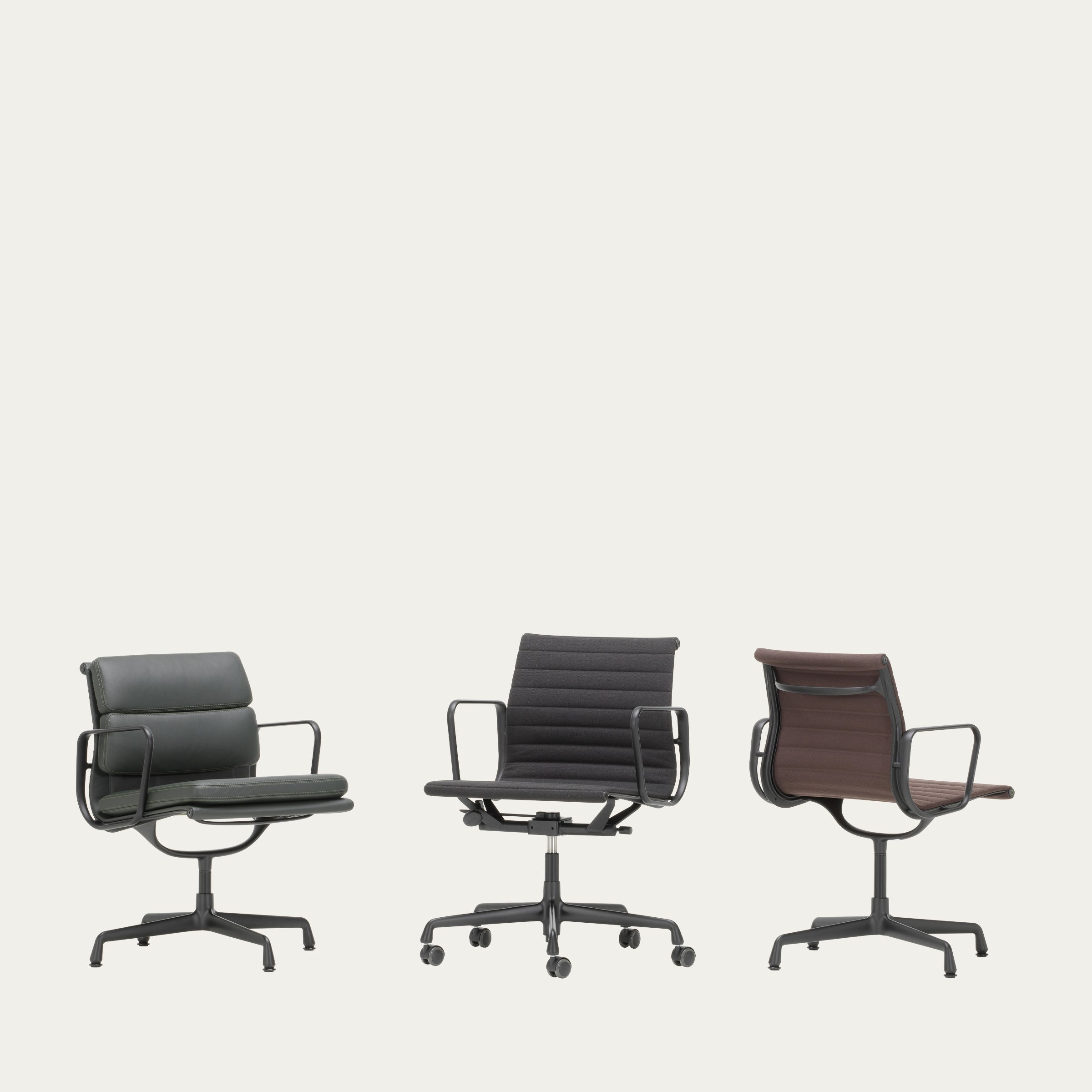 Frontansicht eines EA 117–119 Aluminium Bürostuhls von Charles & Ray Eames mit schwarzer Polsterung, Armlehnen und Drehgestell