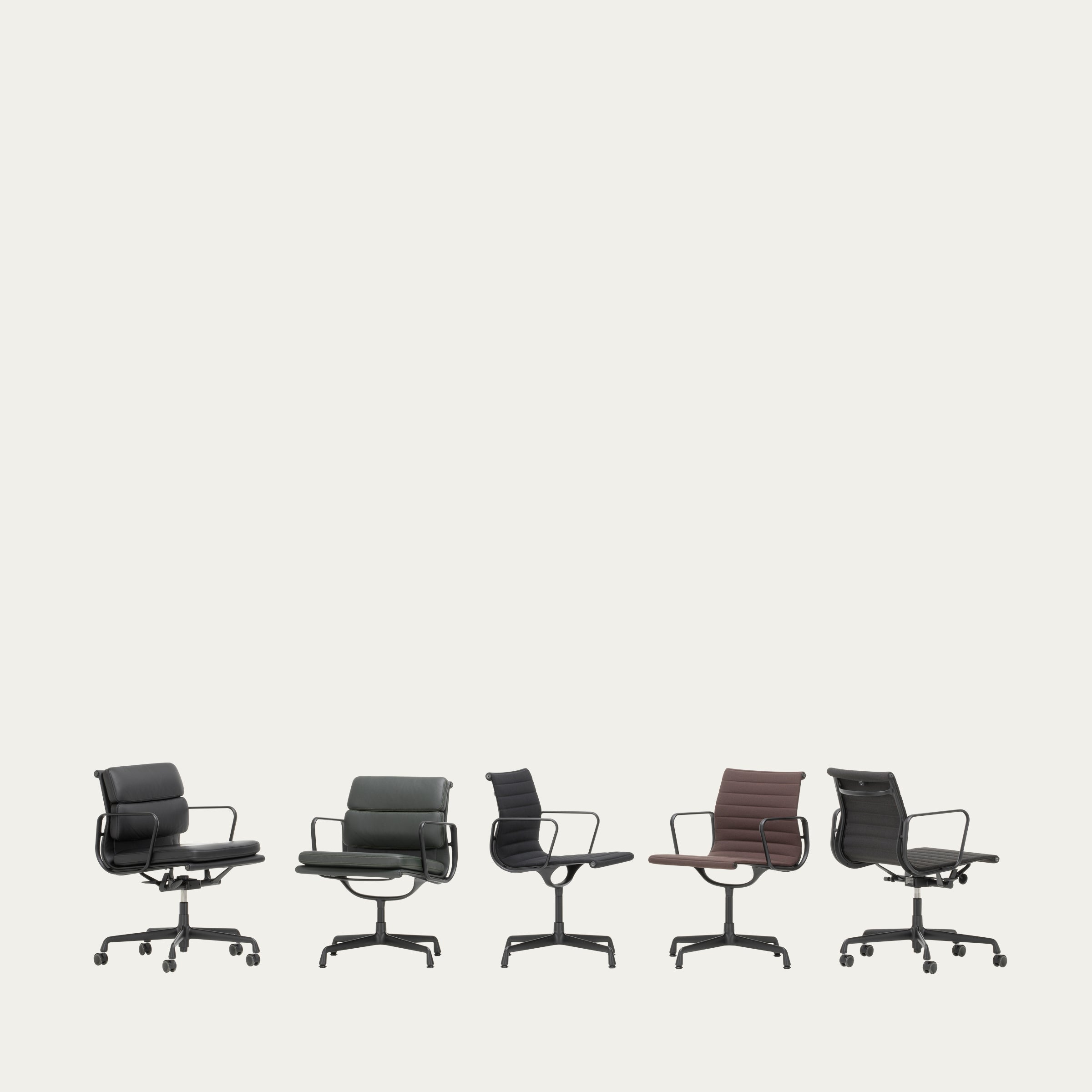 Rückansicht eines EA 117–119 Aluminium Chairs von Charles & Ray Eames mit hoher Rückenlehne und schwarzem Aluminiumrahmen