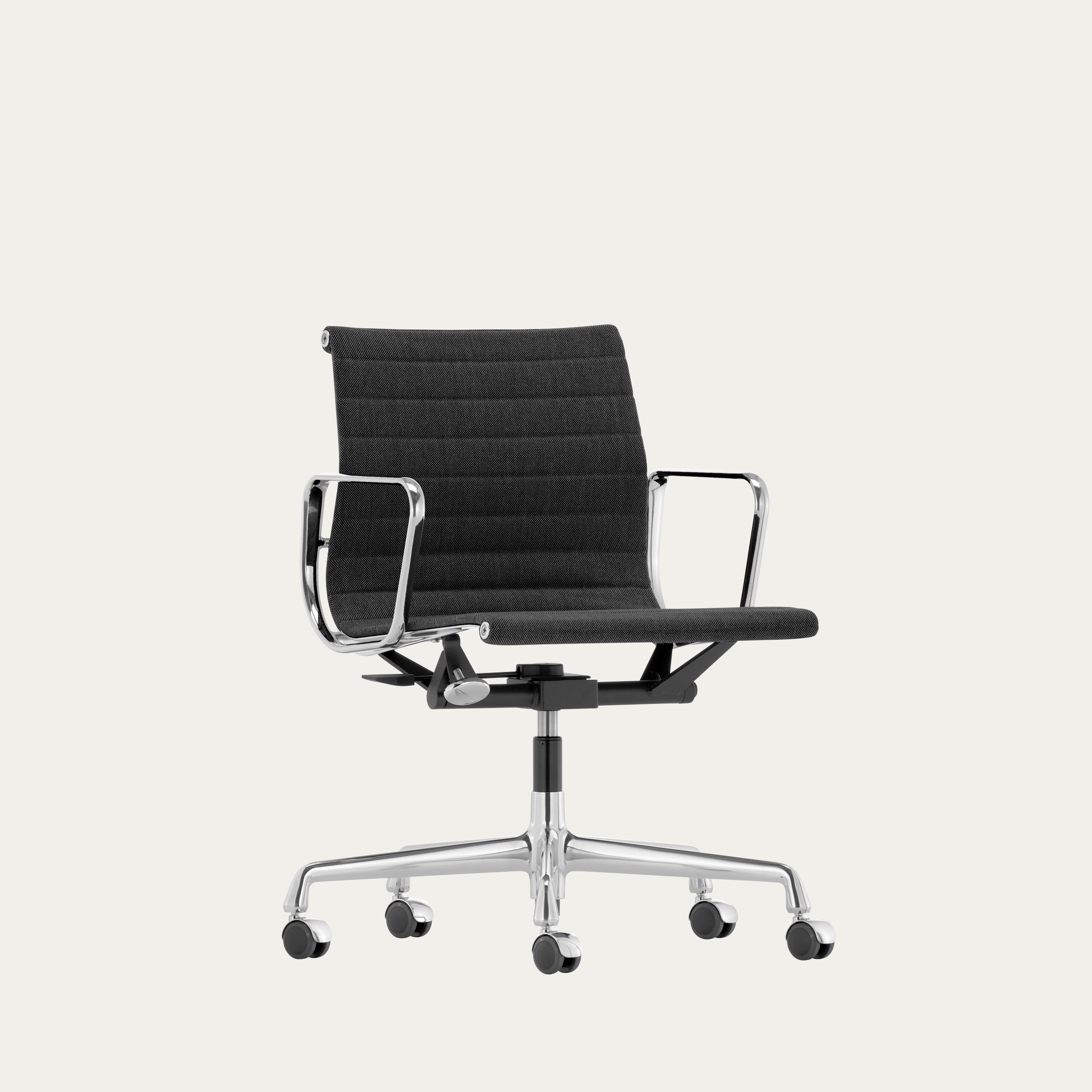 Frontansicht des EA 118 Aluminium Bürostuhls von Charles & Ray Eames mit horizontaler Polsterung und Drehfuß