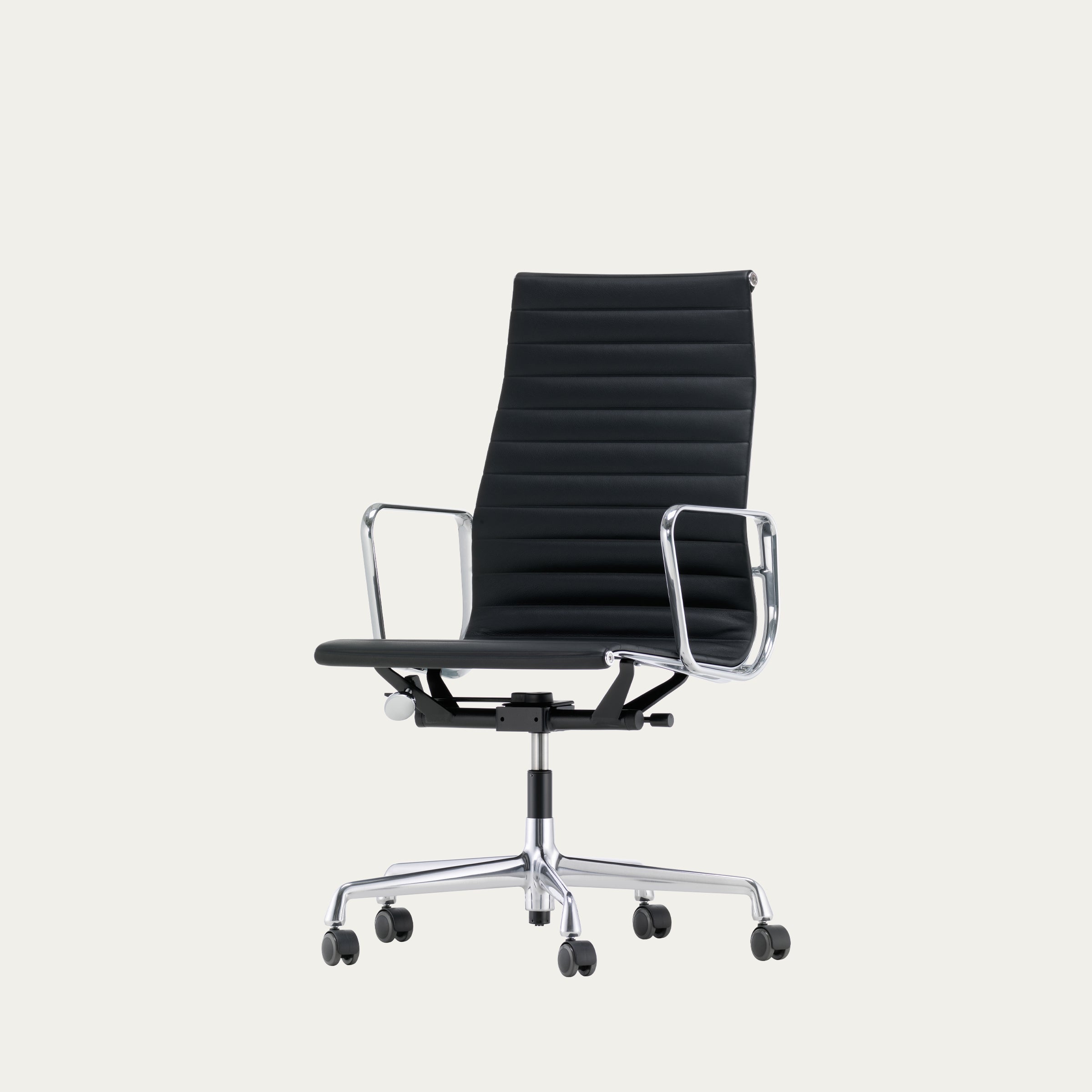 Frontansicht des EA 119 Aluminium Bürostuhls von Charles & Ray Eames mit hoher Rückenlehne und Lederpolster