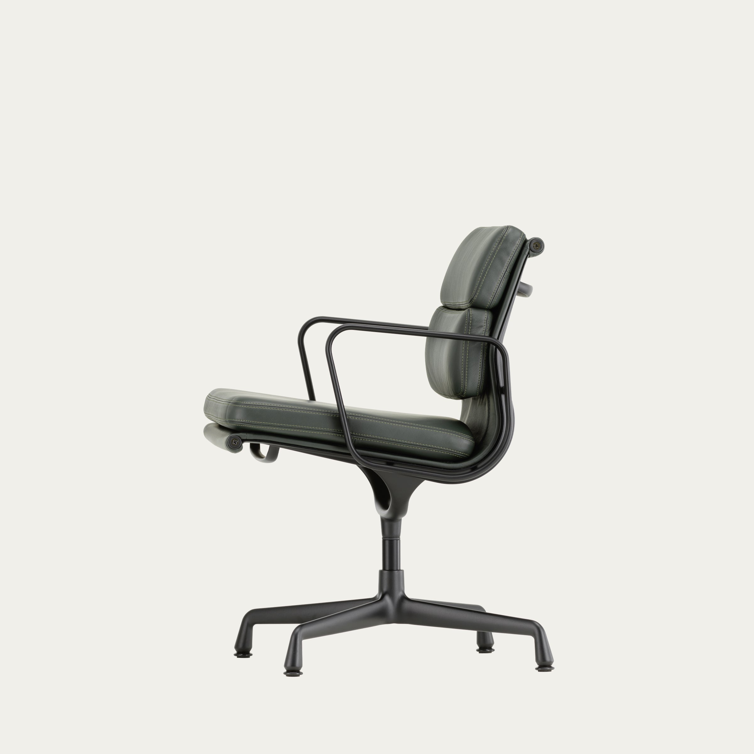 Seitenansicht eines EA 205–208 Soft Pad Chairs von Charles & Ray Eames mit Lederpolsterung, Armlehnen und schwarzem Aluminiumgestell