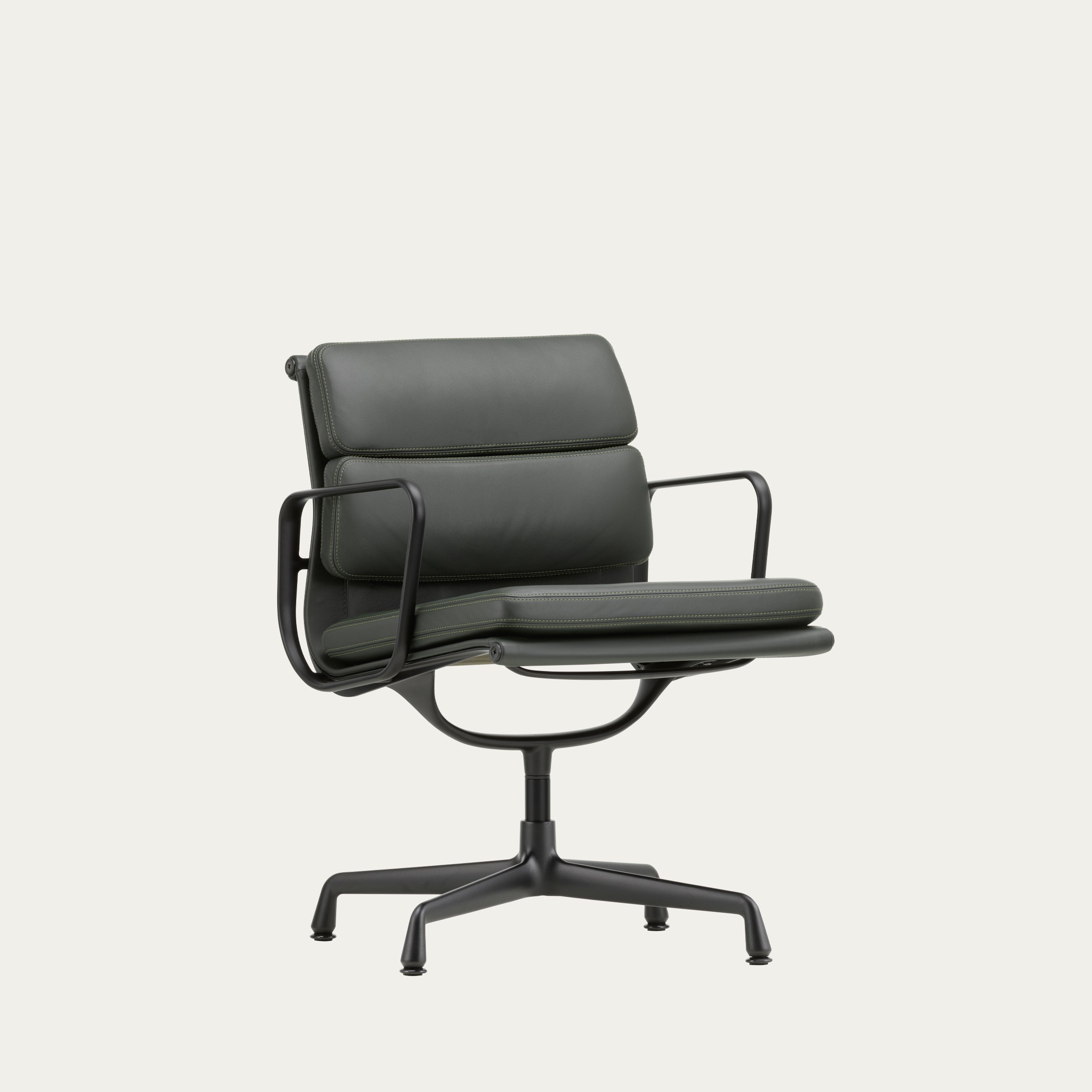 Frontansicht eines EA 205–208 Soft Pad Chairs von Charles & Ray Eames mit großzügiger Lederpolsterung und Drehgestell