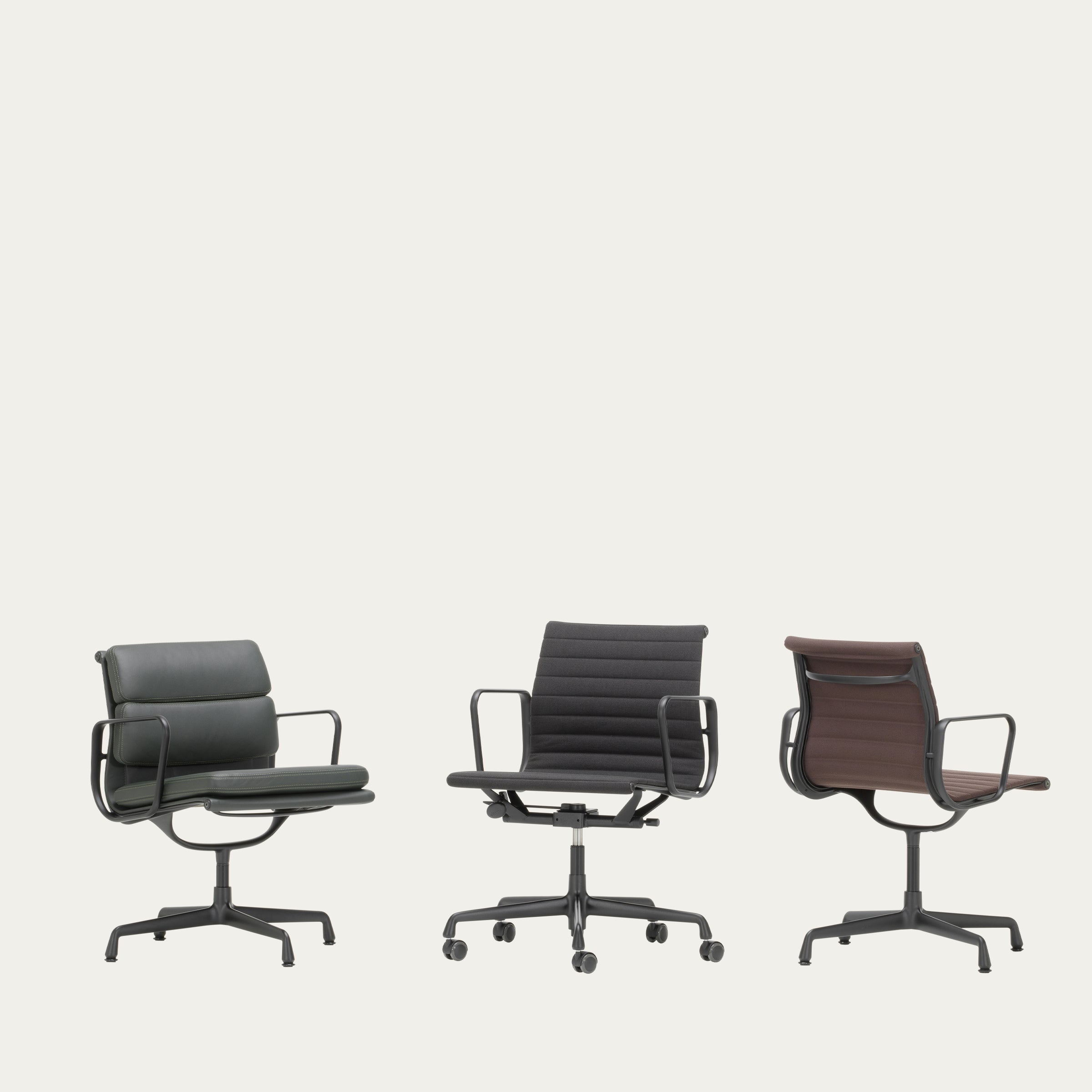 Gruppenansicht verschiedener EA Aluminium Chairs von Charles & Ray Eames in unterschiedlichen Ausführungen und Farben