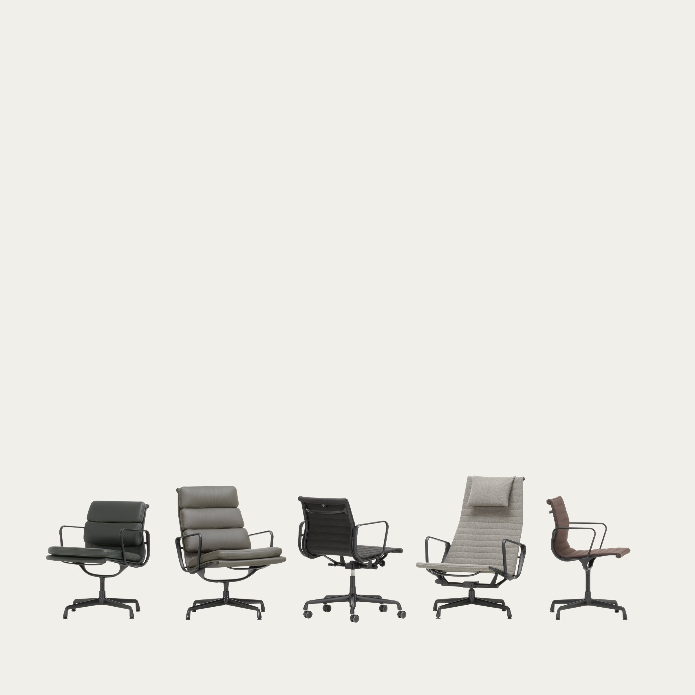 Reihenansicht mehrerer EA Aluminium Chairs von Charles & Ray Eames mit unterschiedlichen Polsterungen