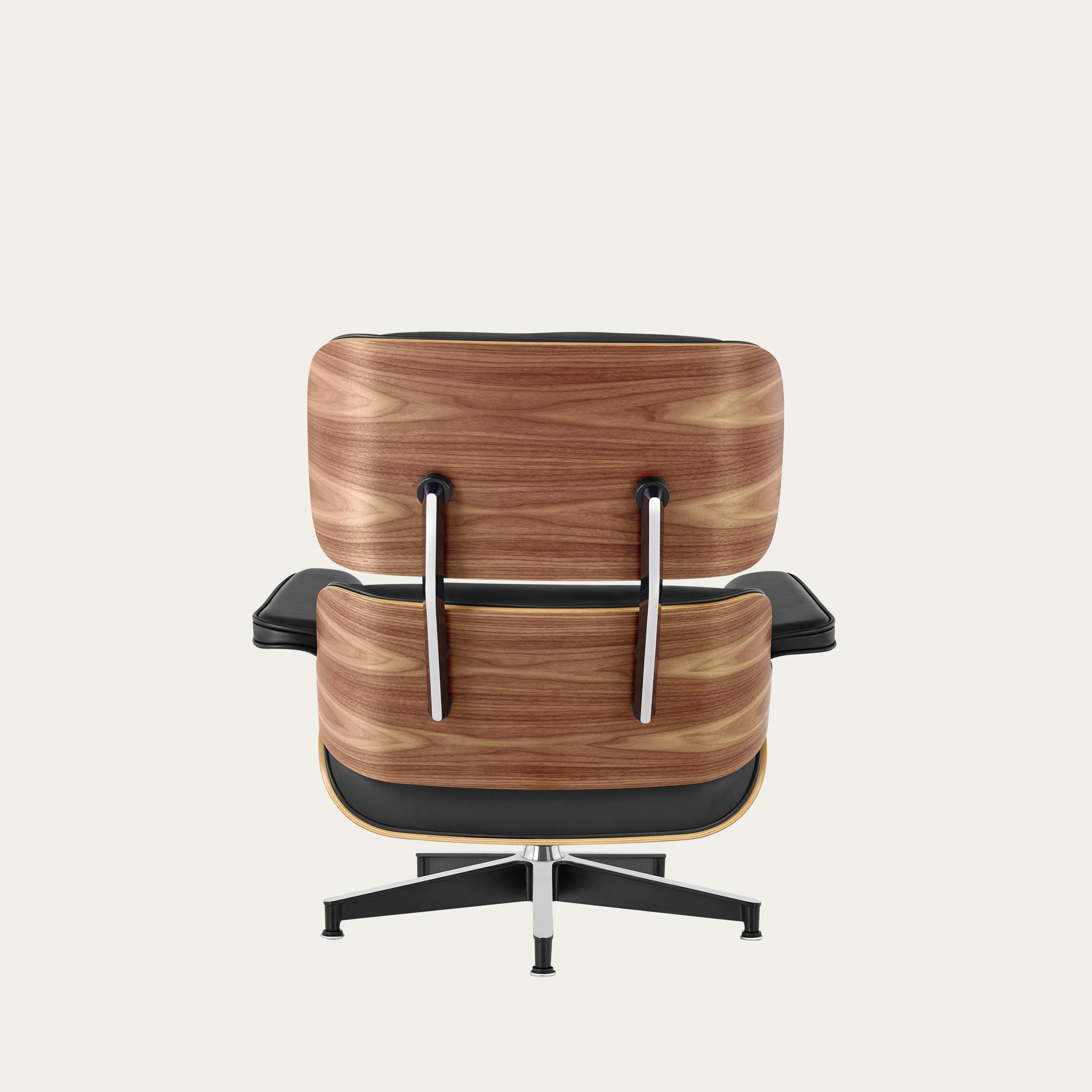 Rückansicht des Eames Lounge Chair von Charles & Ray Eames mit geformter Nussbaumholz-Schale und schwarzer Lederpolsterung