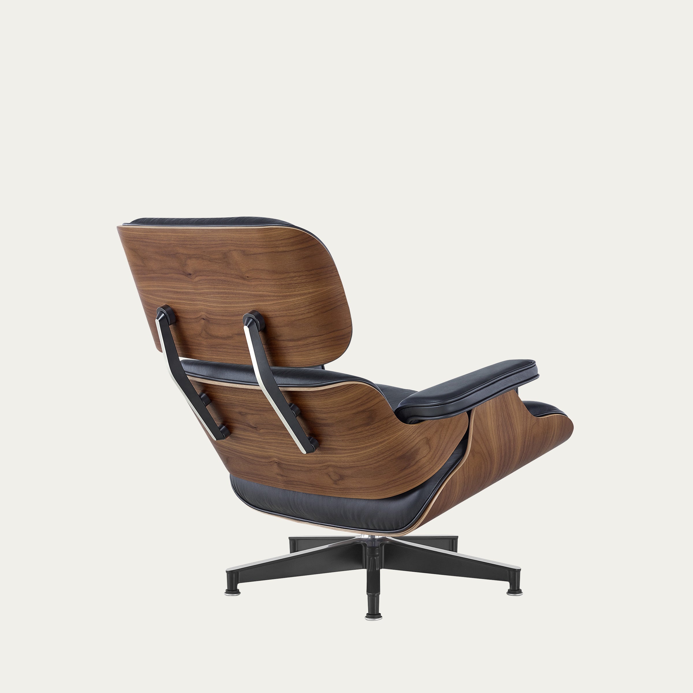 Seitliche Rückansicht des Eames Lounge Chair von Charles & Ray Eames mit sichtbarer Holzstruktur und Design-Details