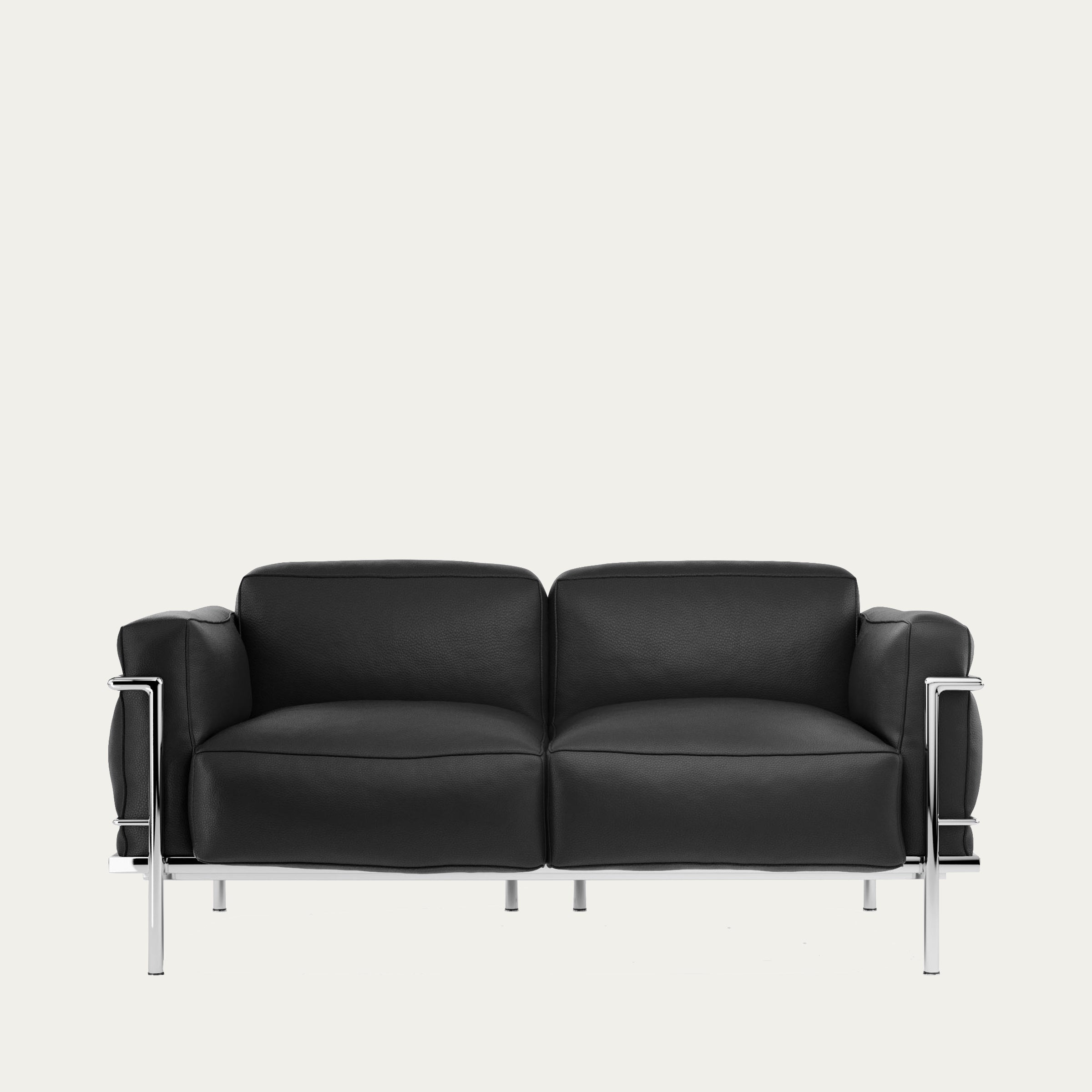 Frontansicht des Grand Confort Zweisitzers von Le Corbusier, schwarzes Leder mit schlankem Chromgestell