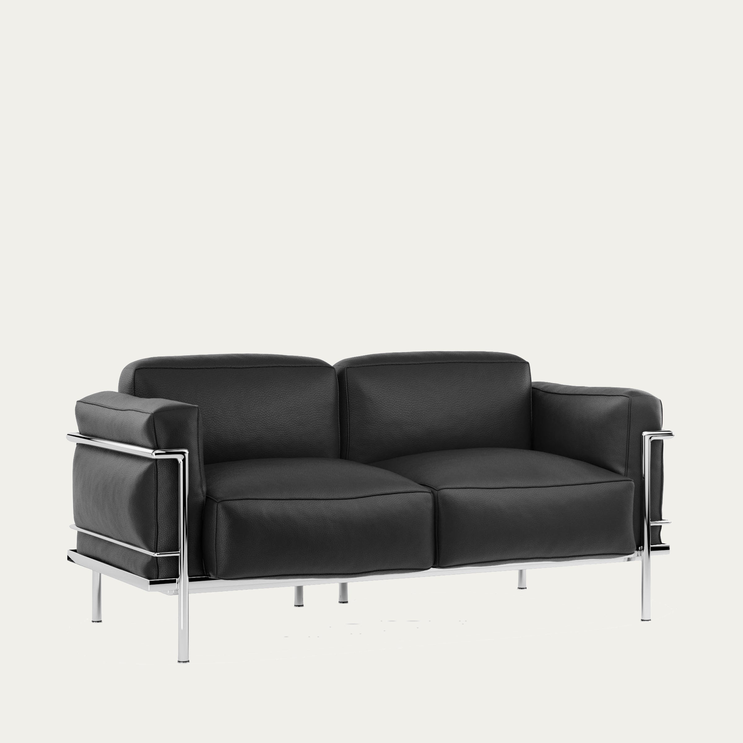 Seitliche Perspektive des Grand Confort Sofas von Le Corbusier, schwarzes Lederpolster mit verchromtem Stahlrahmen
