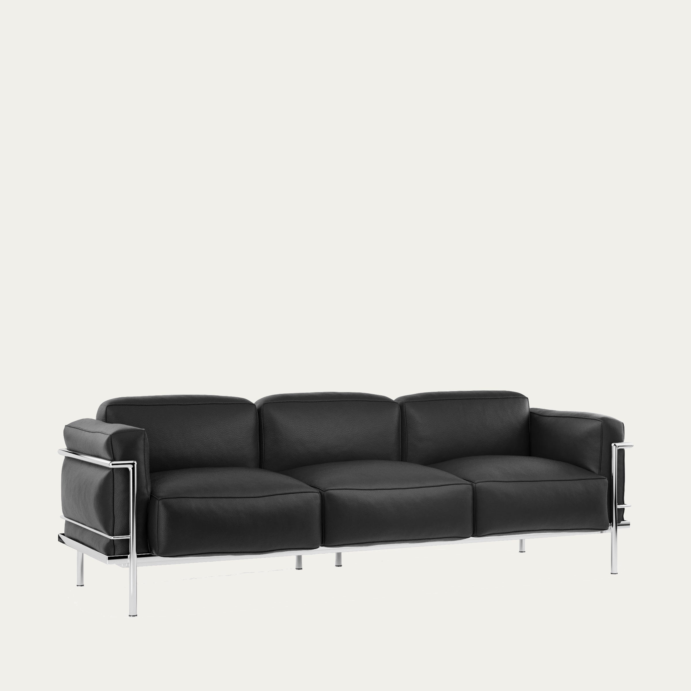 Schrägansicht des Grand Confort 3-Sitzer Sofas von Le Corbusier, schwarzes Leder und verchromter Rahmen