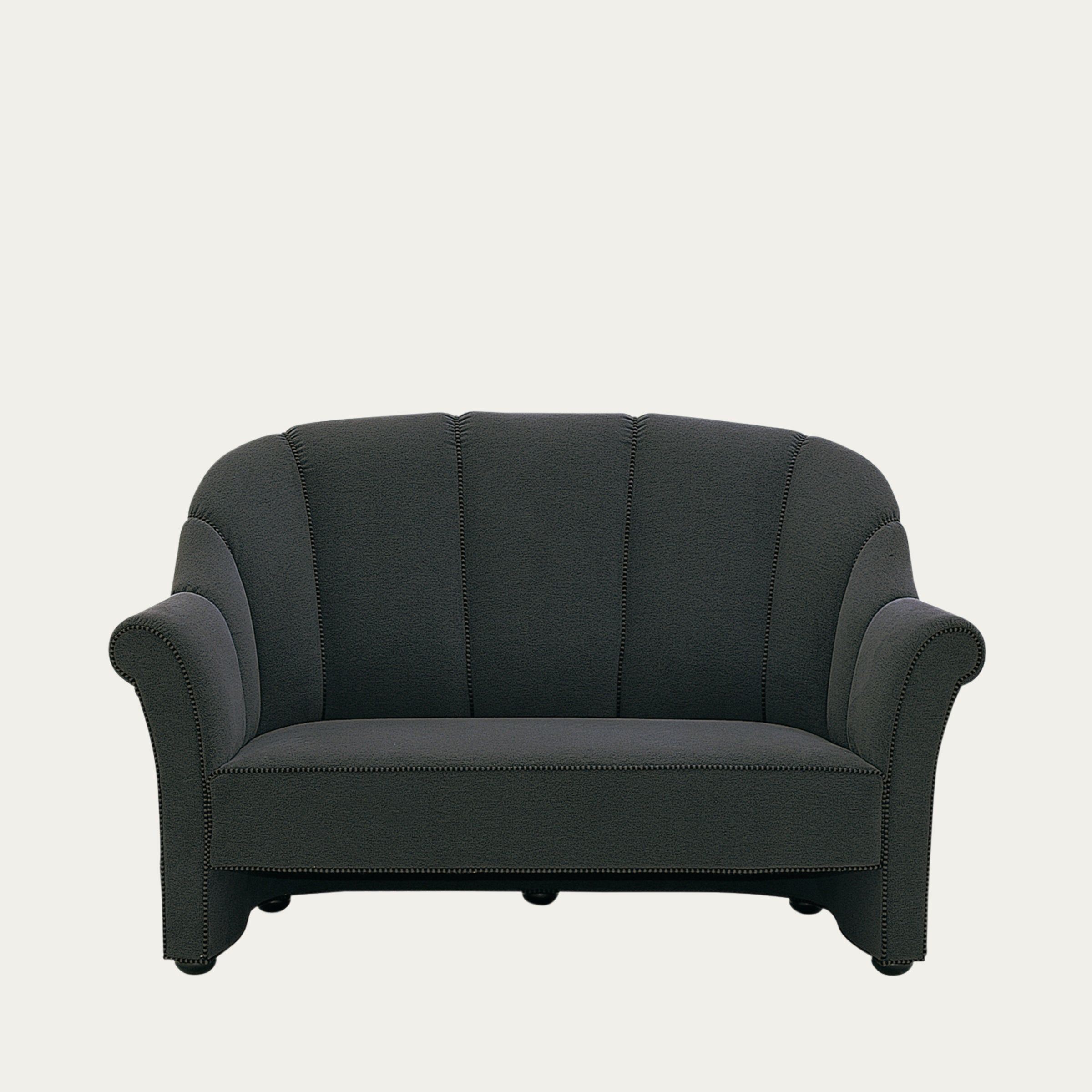 Frontansicht des Haus Koller 2-Sitzer Sofas von Josef Hoffmann aus dem Jahr 1914 – gepolstertes Sofa in Dunkelgrau mit geschwungenen Armlehnen und vertikaler Steppung