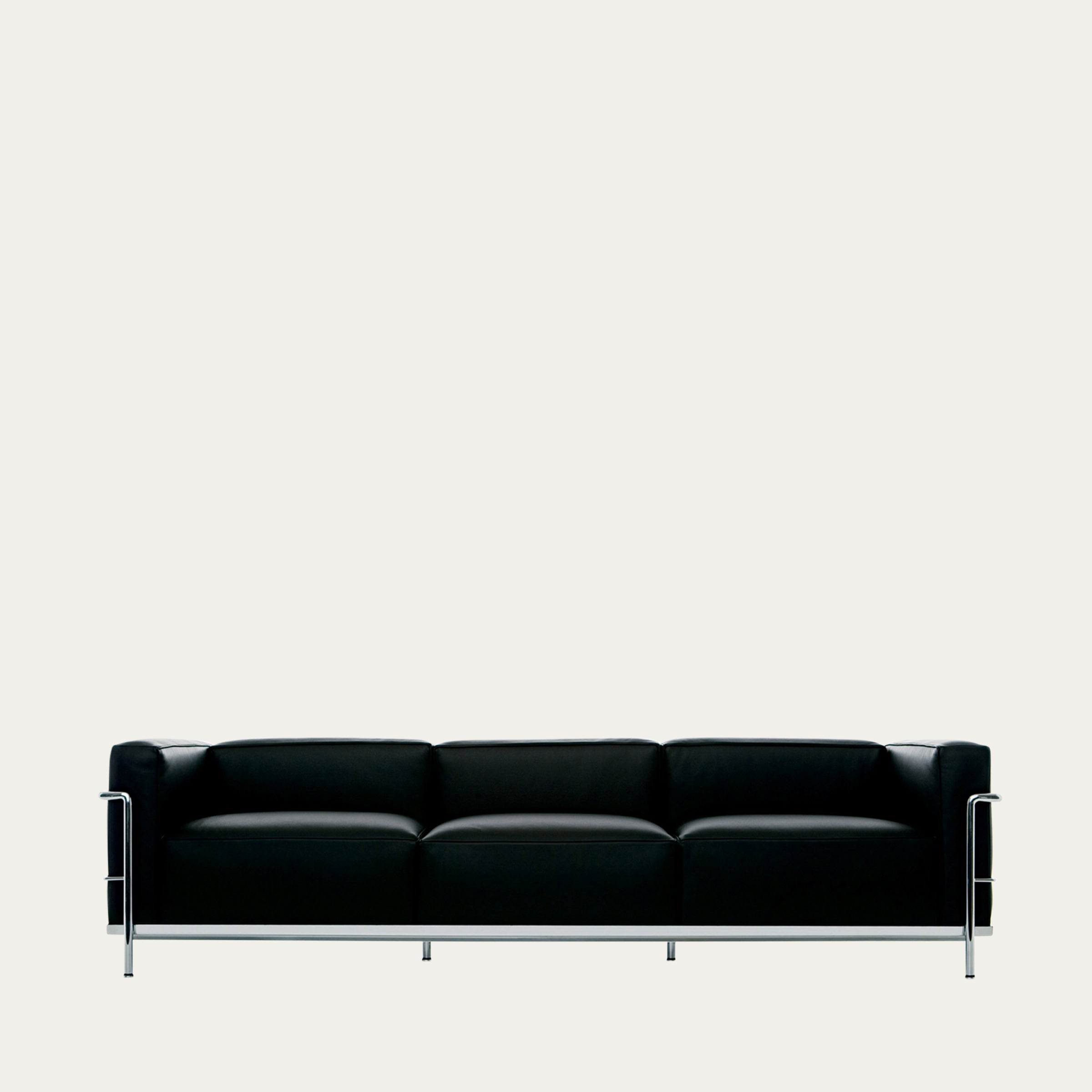 Studioaufnahme des LC3 Grand Modèle Sofas von Le Corbusier, dreisitzige Version in schwarzem Leder mit verchromtem Stahl