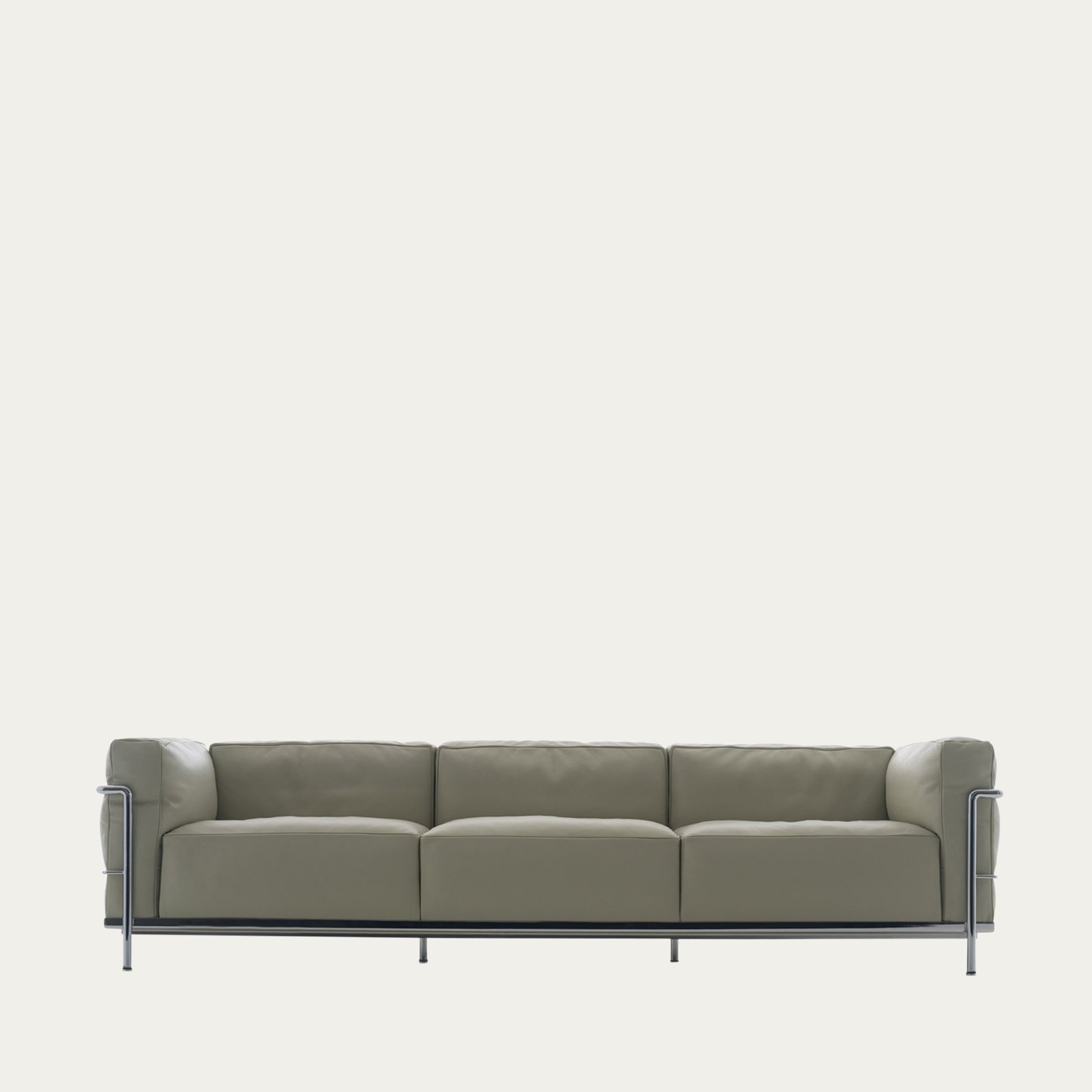 Weitwinkelansicht des LC3 Dreisitzers von Le Corbusier in warmgrauem Leder mit minimalistischem Stahlrahmen