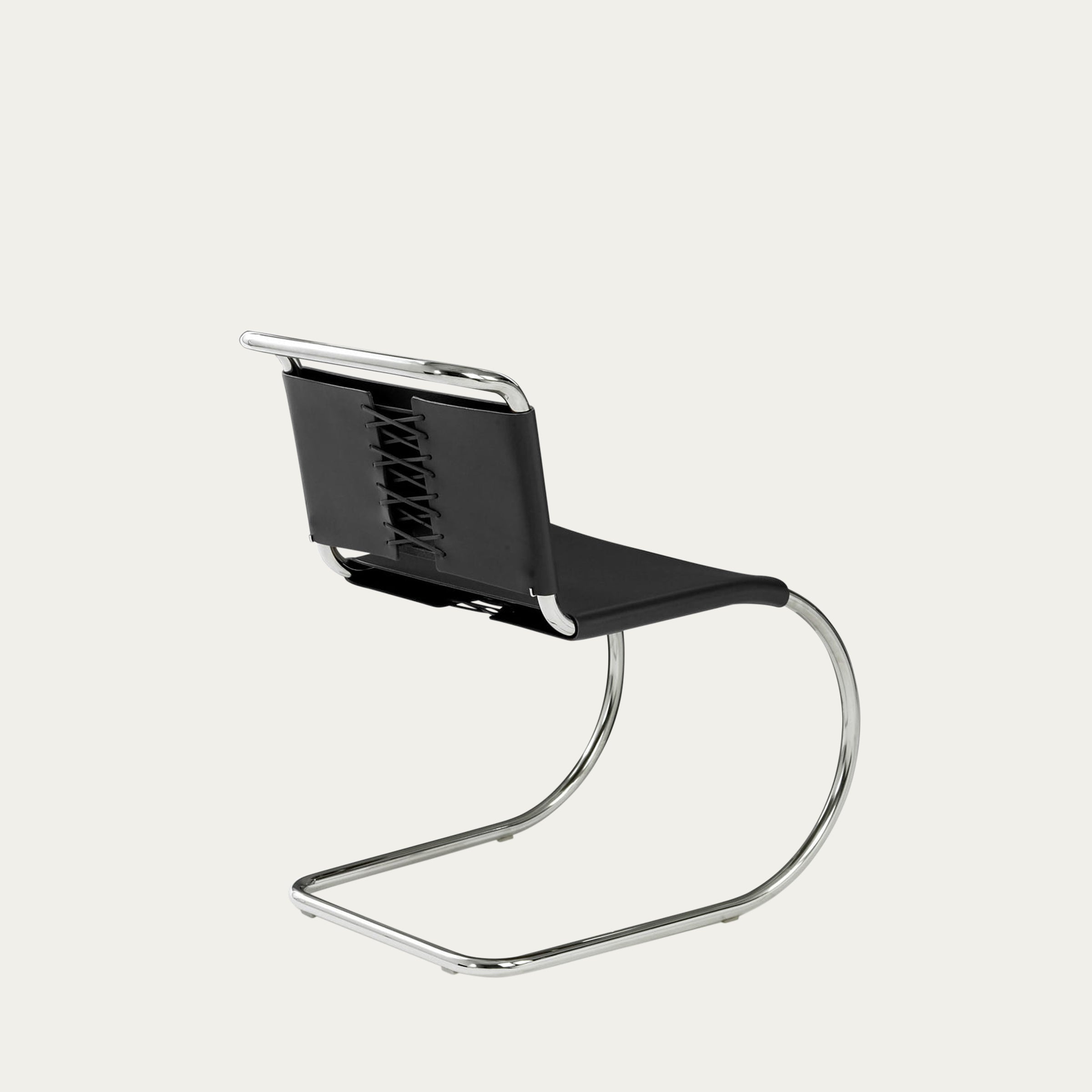 Rückansicht des MR Freischwinger-Stuhls von Ludwig Mies van der Rohe mit schwarzem Leder und verchromtem Stahlrohr