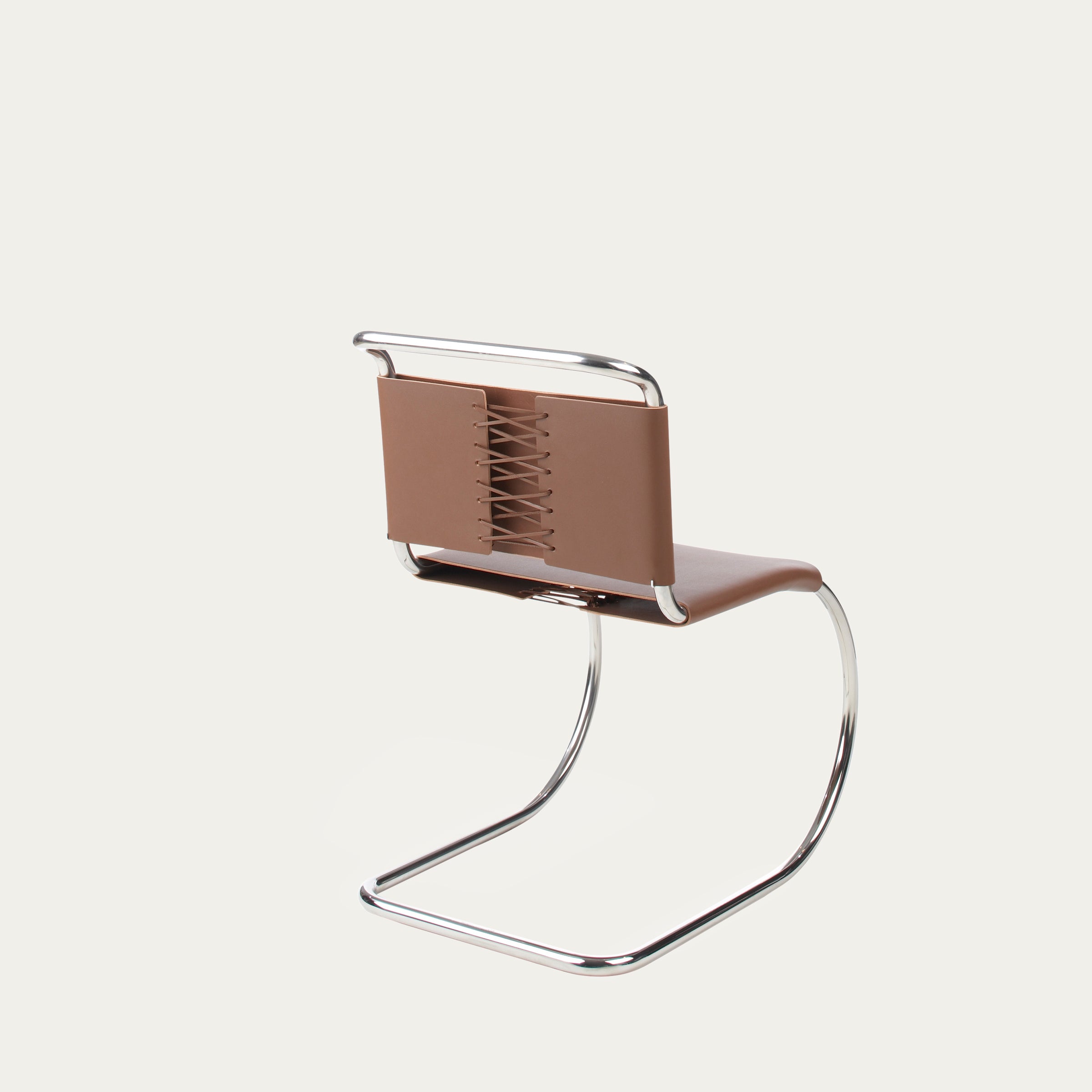 Rückseite des MR Freischwinger-Stuhls von Ludwig Mies van der Rohe, sichtbar mit Lederschnürung und Stahlrohrrahmen