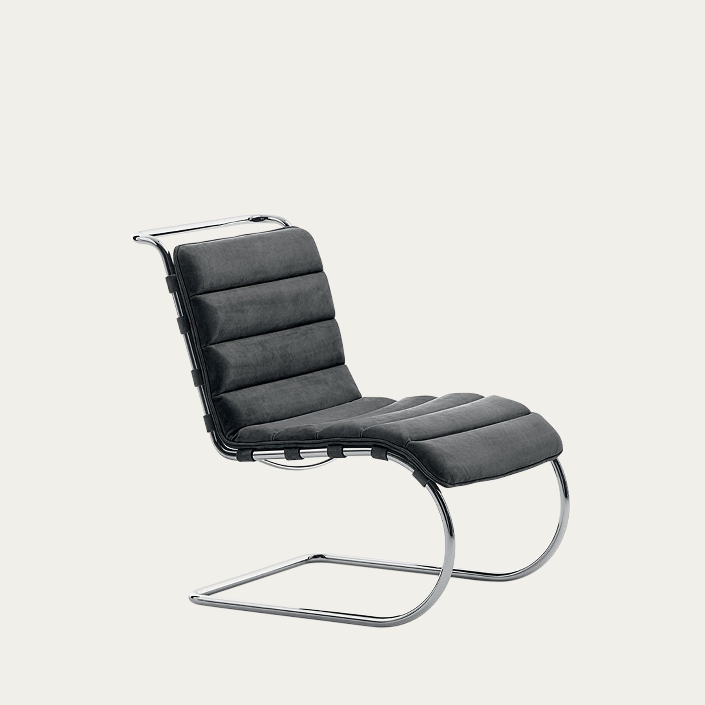 Schrägansicht des MR Lounge Chairs mit dunkelgrauem Stoffpolster – ikonischer Freischwinger mit verchromtem Gestell
