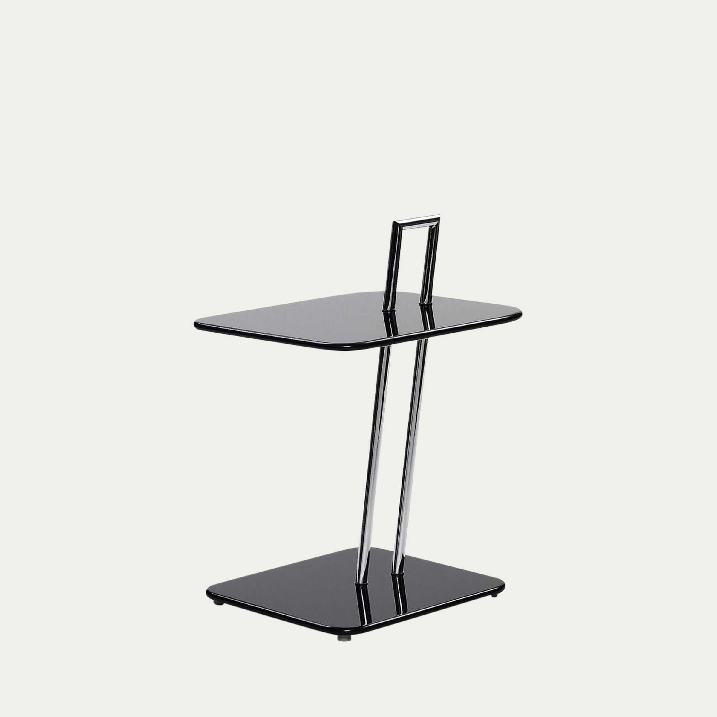 Occasional Table von Eileen Gray 1927 mit schwarzer, hochglänzender Tischplatte und schlankem Stahlrohrgestell, moderner Designklassiker