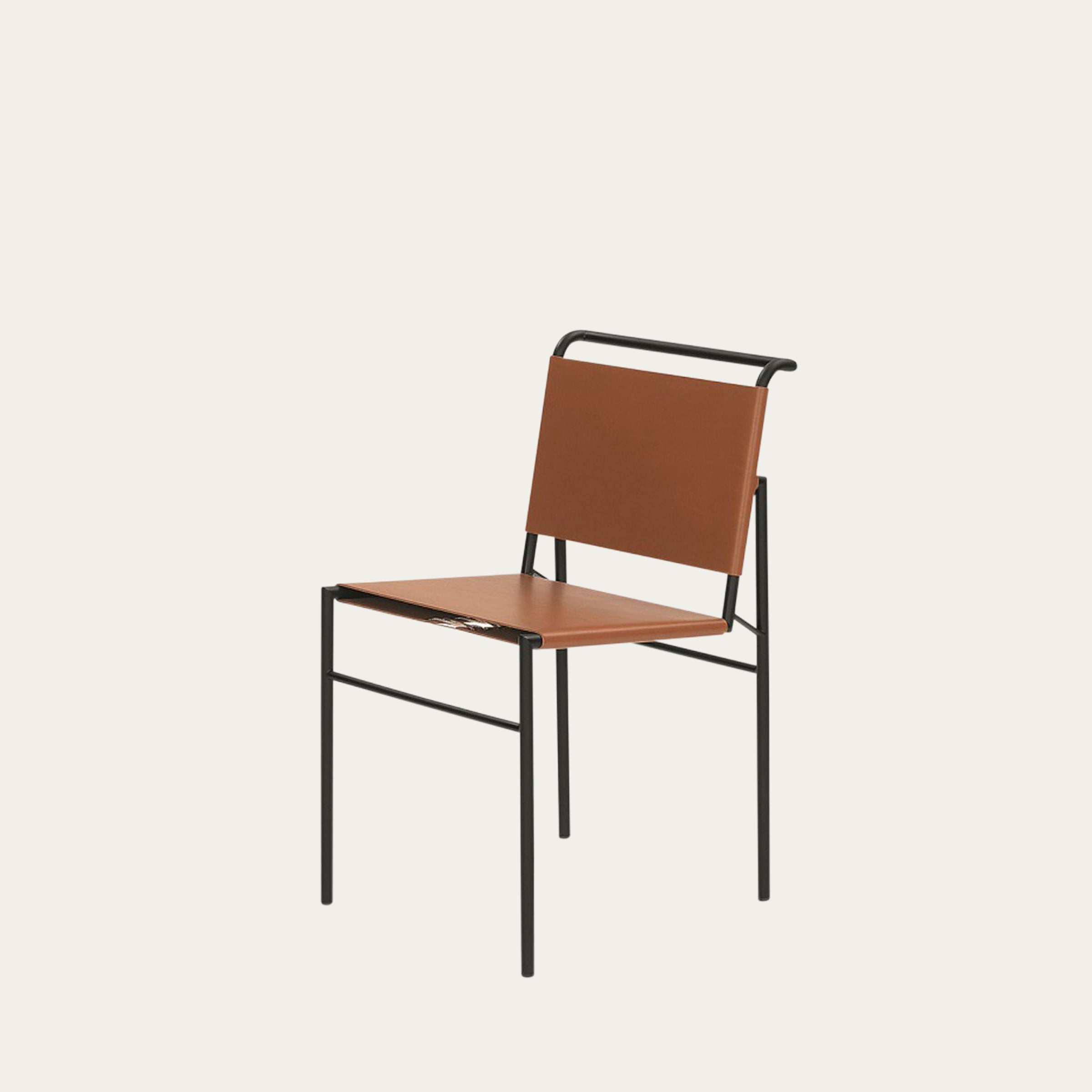 Roquebrune Stuhl von Eileen Gray 1927 mit schwarzem Stahlrohrgestell und brauner Sitz- und Rückenfläche, ikonisches Avantgarde-Design