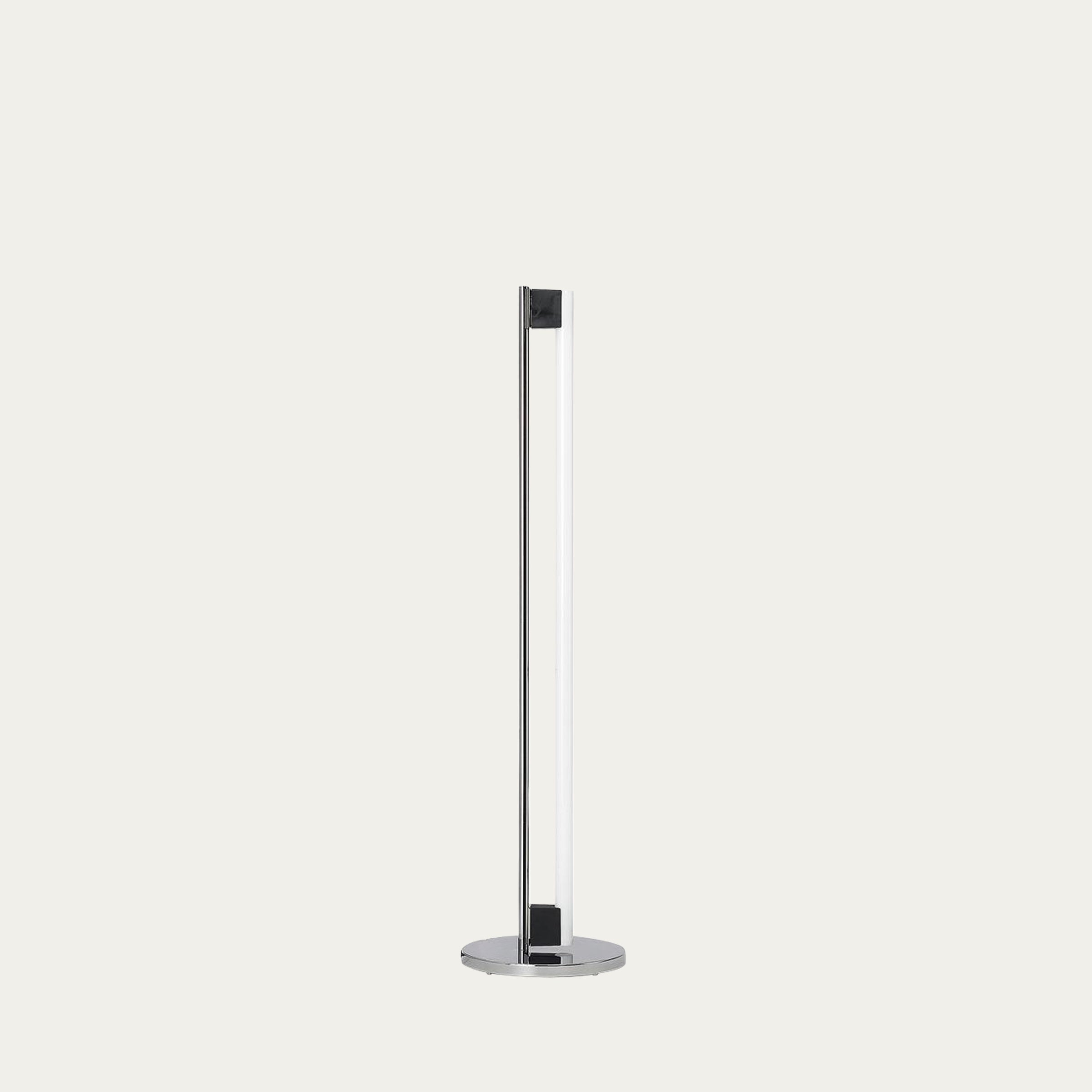 Tube Light Stehleuchte von Eileen Gray 1927 mit vertikaler Glasröhre und verchromtem Rundsockel, funktionaler Designklassiker