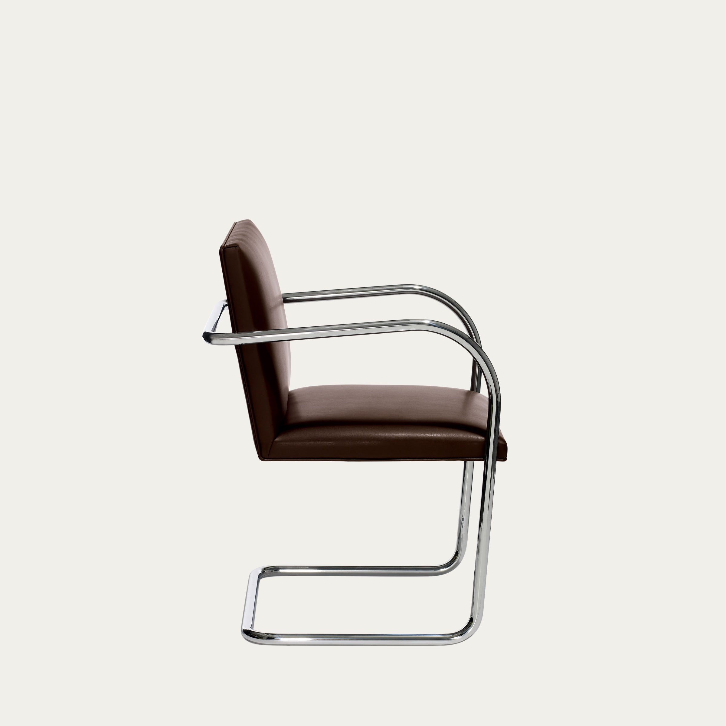 Seitenansicht des braun gepolsterten Tubular Brno Freischwingers von Mies van der Rohe mit verchromtem Stahlrohrgestell
