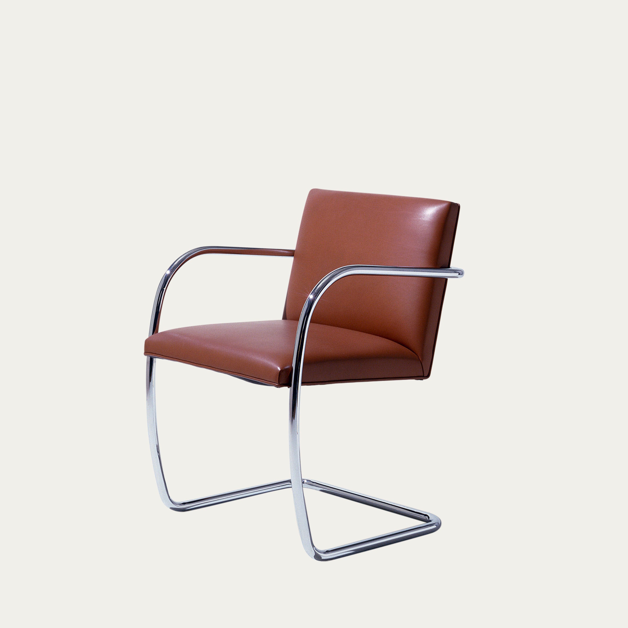 Schrägansicht des cognacfarbenen Tubular Brno Freischwingers von Mies van der Rohe mit poliertem Stahlrohrrahmen