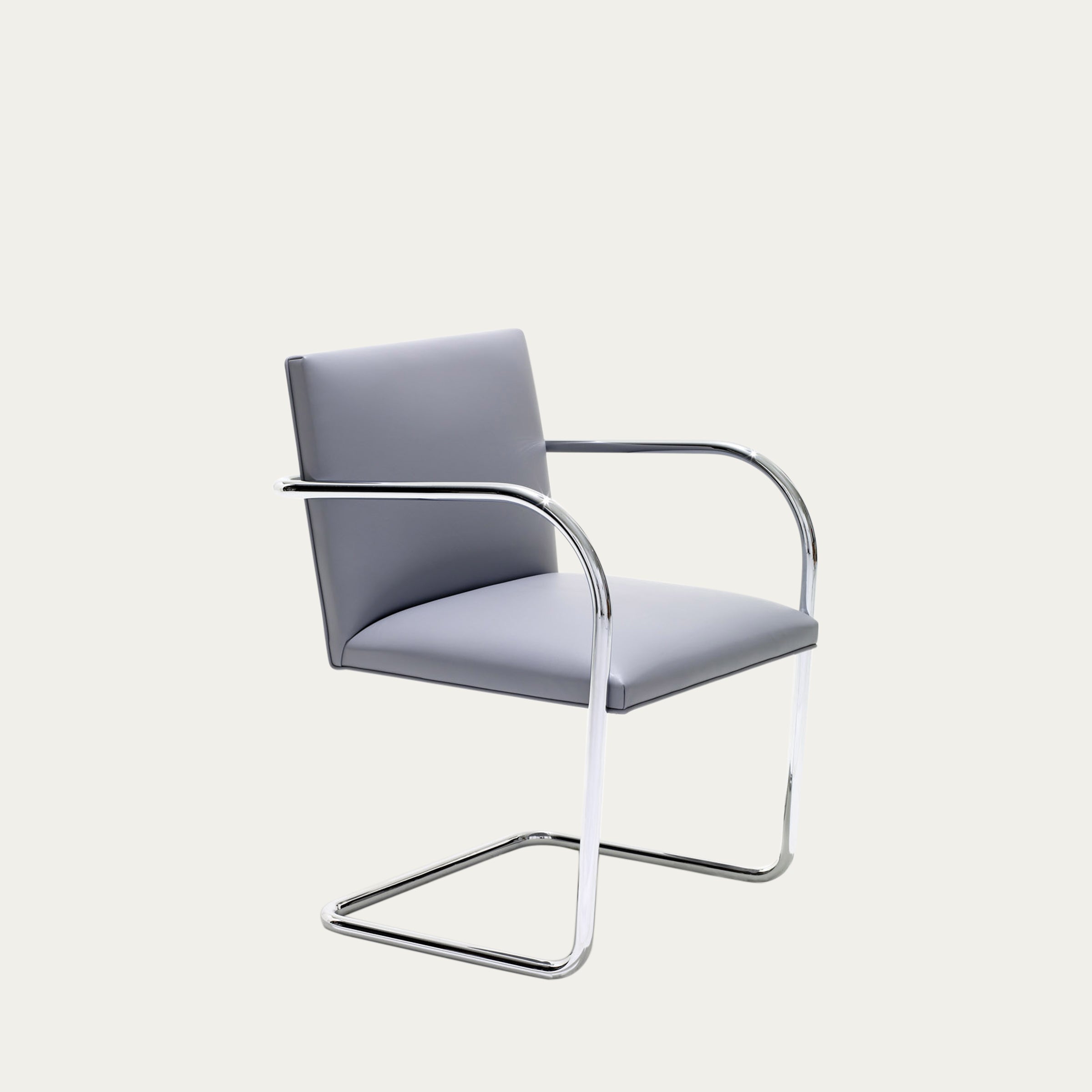 Vorderansicht eines grau gepolsterten Tubular Brno Freischwingers von Mies van der Rohe mit poliertem Stahlrohrgestell