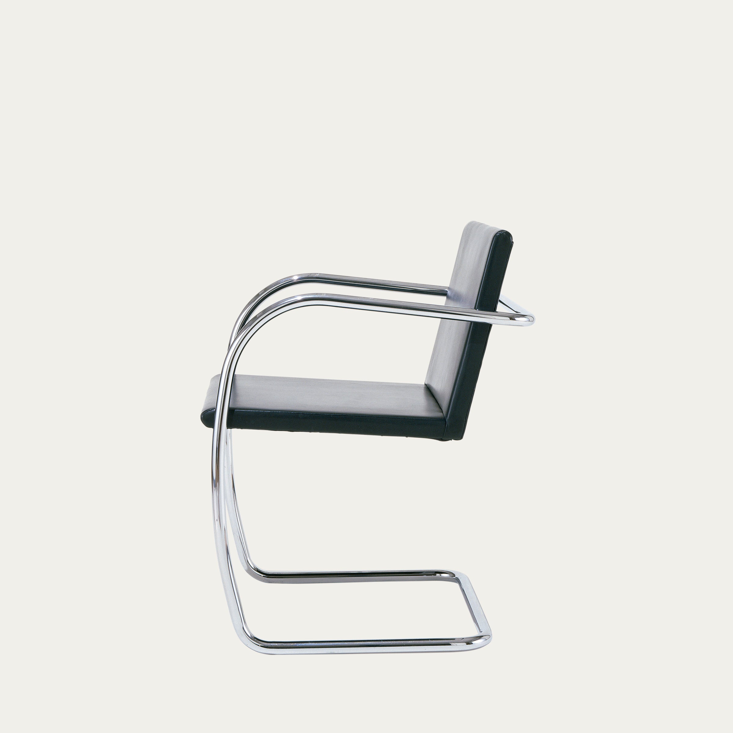Seitenansicht des Tubular Brno Freischwingers von Mies van der Rohe aus dem Jahr 1930 – schwarzer Sitz mit poliertem Stahlrohrgestell