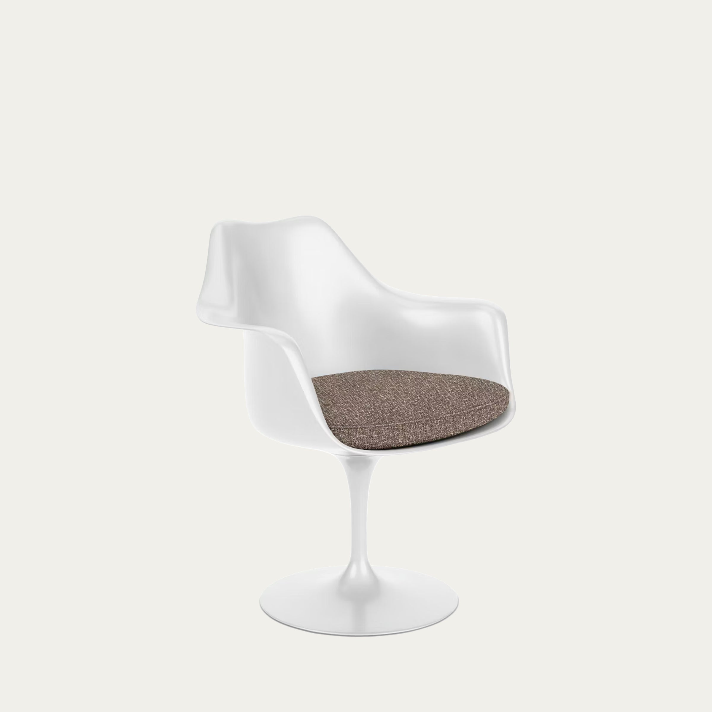 Tulip Armchair 1957 von Eero Saarinen mit weißer Kunststoffschale, ergonomischer Form und heller Stoff-Sitzauflage