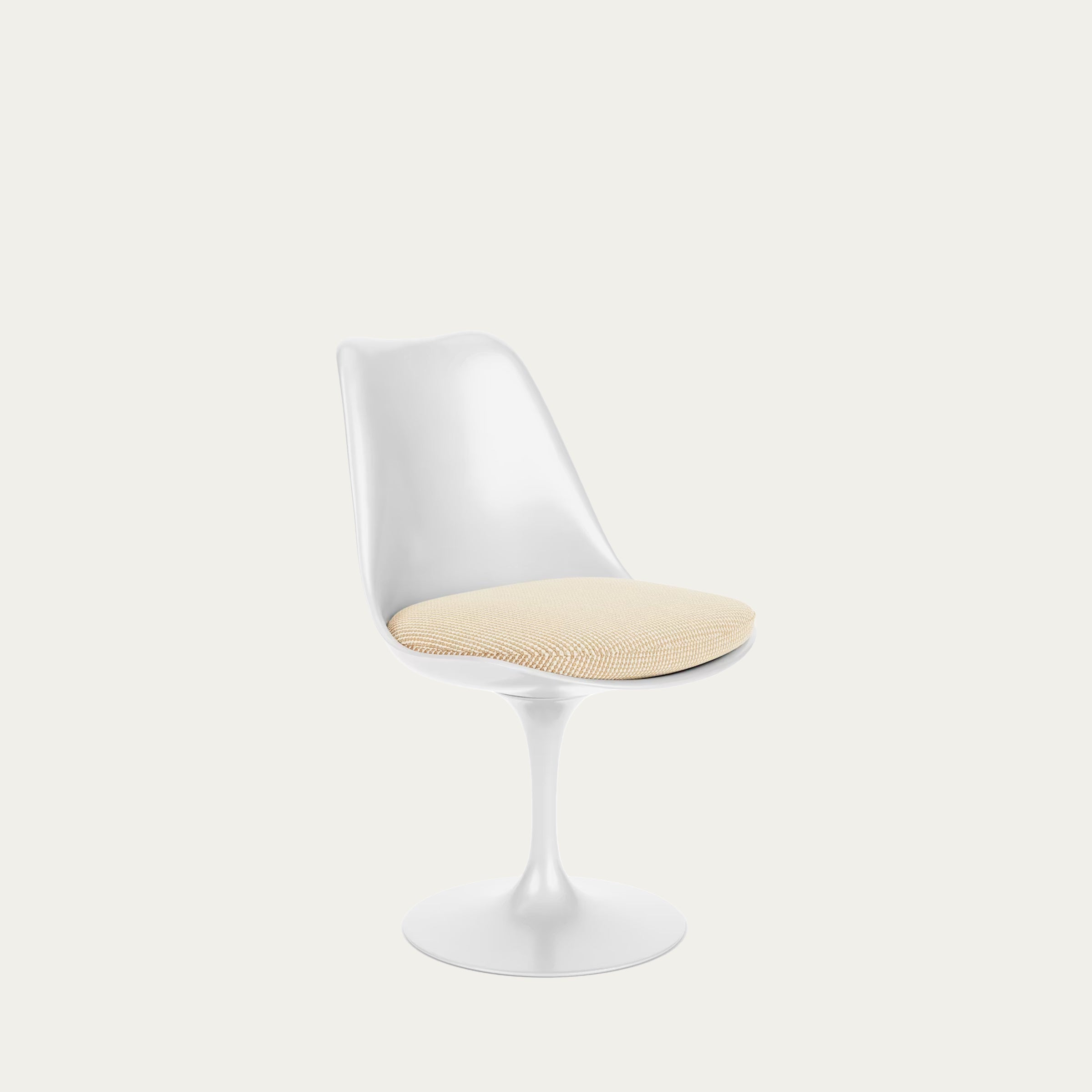 Tulip Chair von Eero Saarinen mit weißer Schale und hellem, textilen Sitzkissen auf einbeiniger Basis