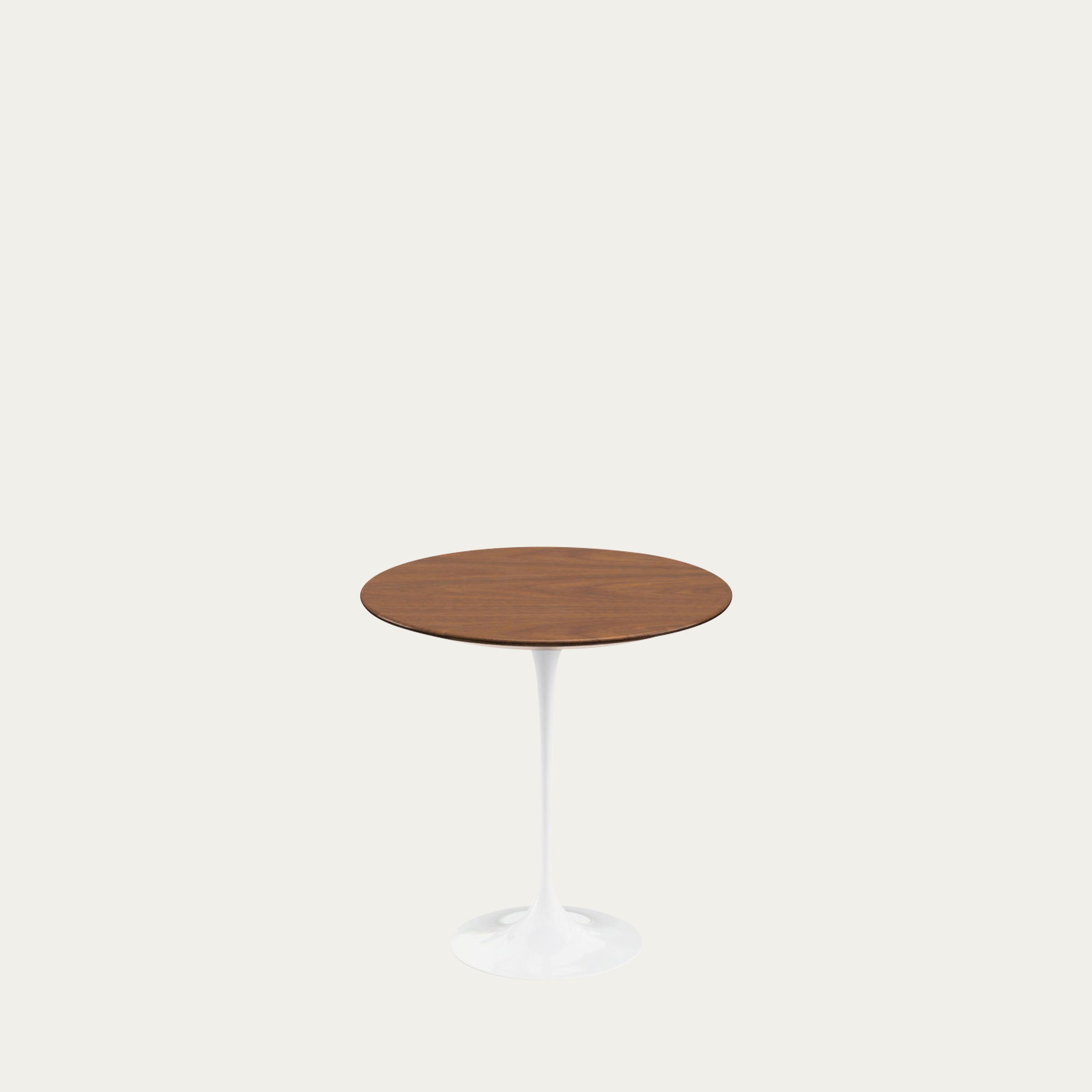 Tulip Side Table von Eero Saarinen 1957 mit dunkler Holzplatte und weißem Sockel