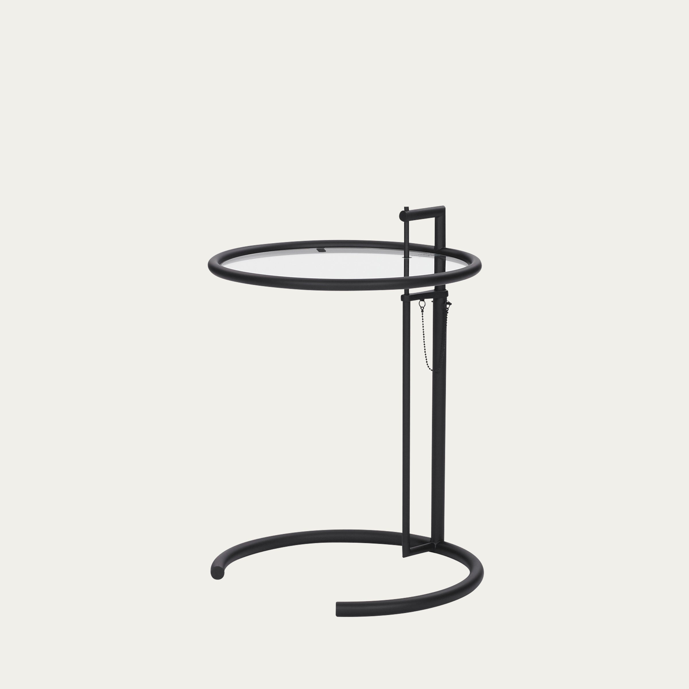 Designklassiker Adjustable Table E1027 von Eileen Gray 1927 in schwarzer Ausführung, charakteristische C-förmige Basis und Kettenmechanismus