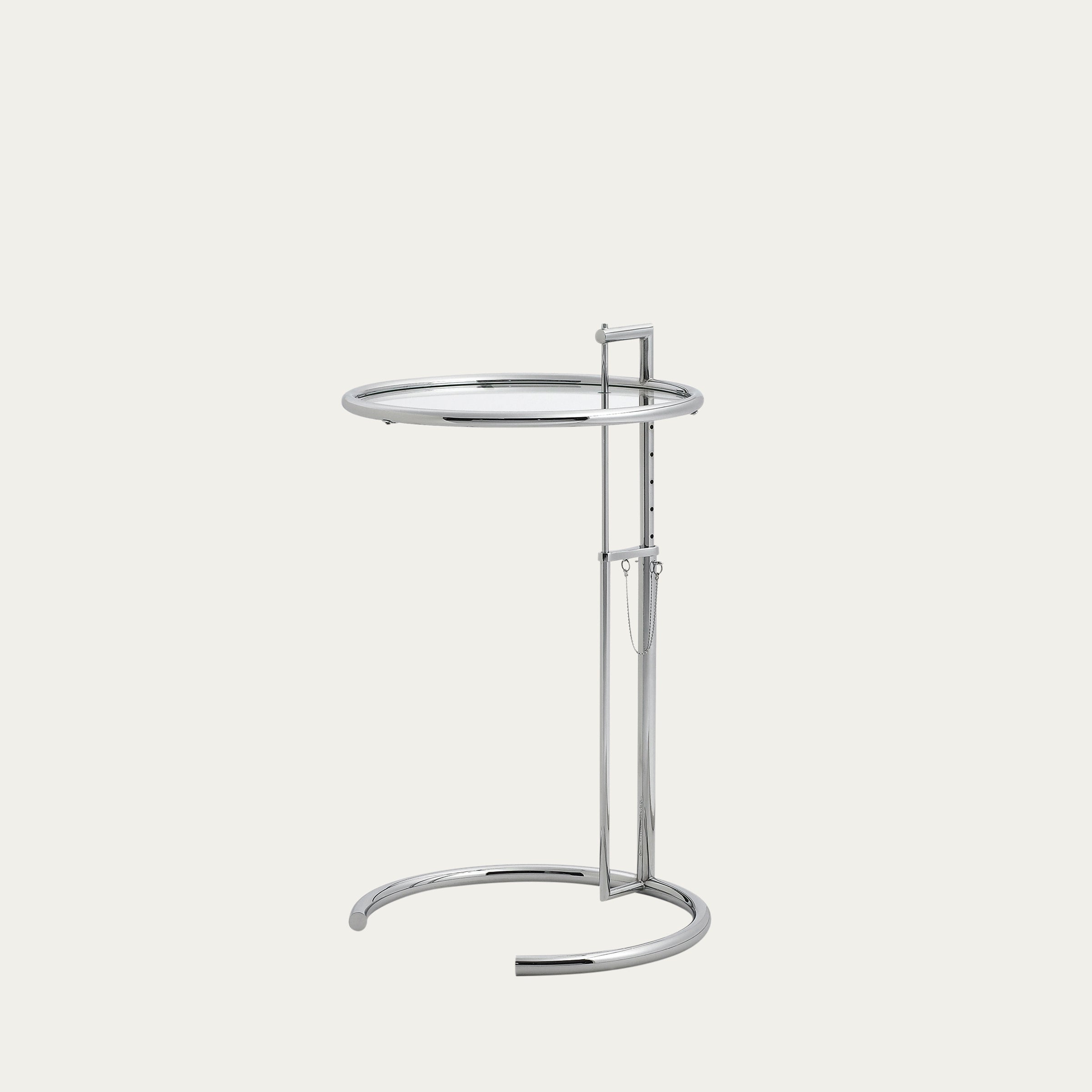 Höhenverstellbarer Beistelltisch E1027 von Eileen Gray mit charakteristischem C-förmigem Gestell und Glasplatte