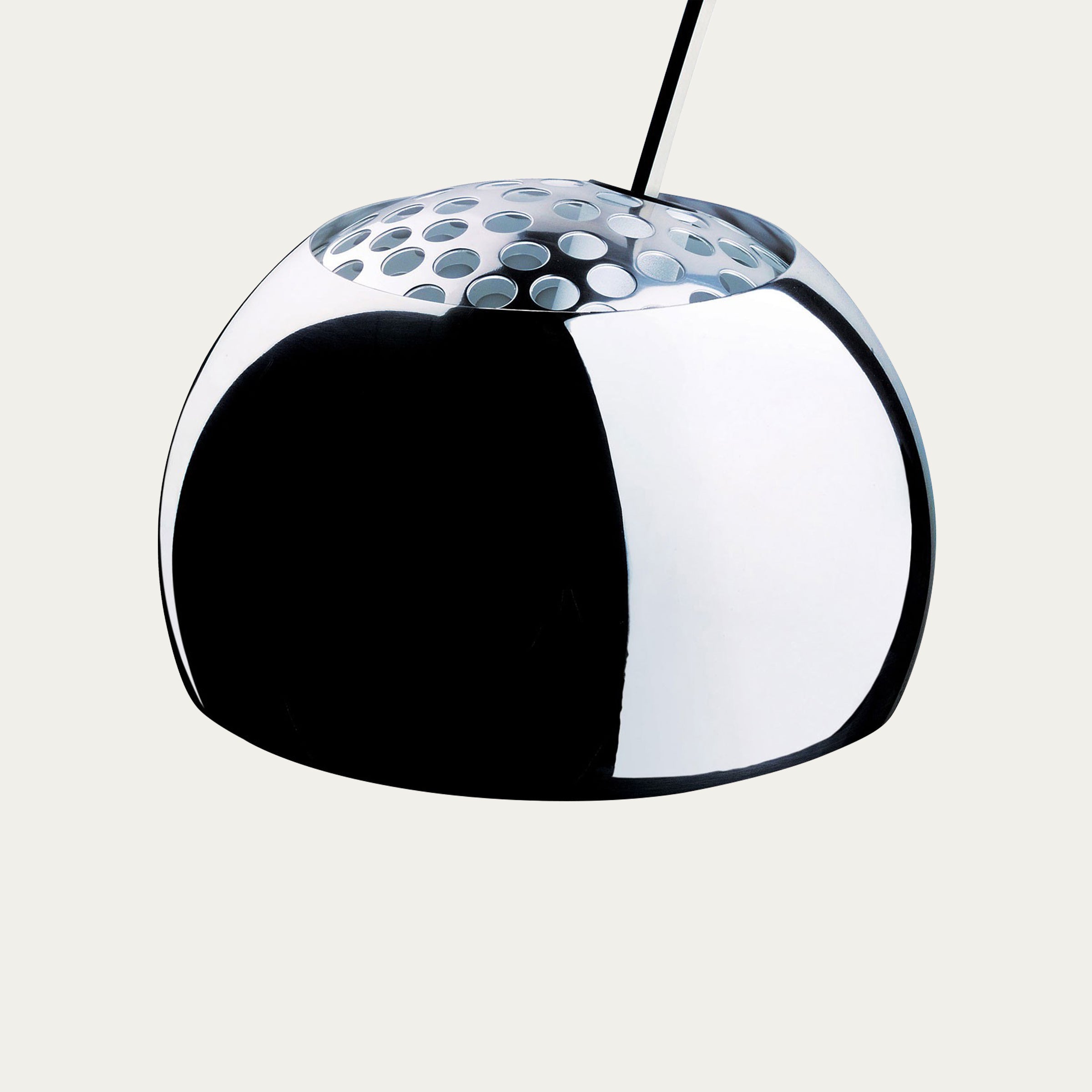 Detailaufnahme des verchromten Arco Lampenschirms mit perforierter Oberseite, Design Achille Castiglioni 1962