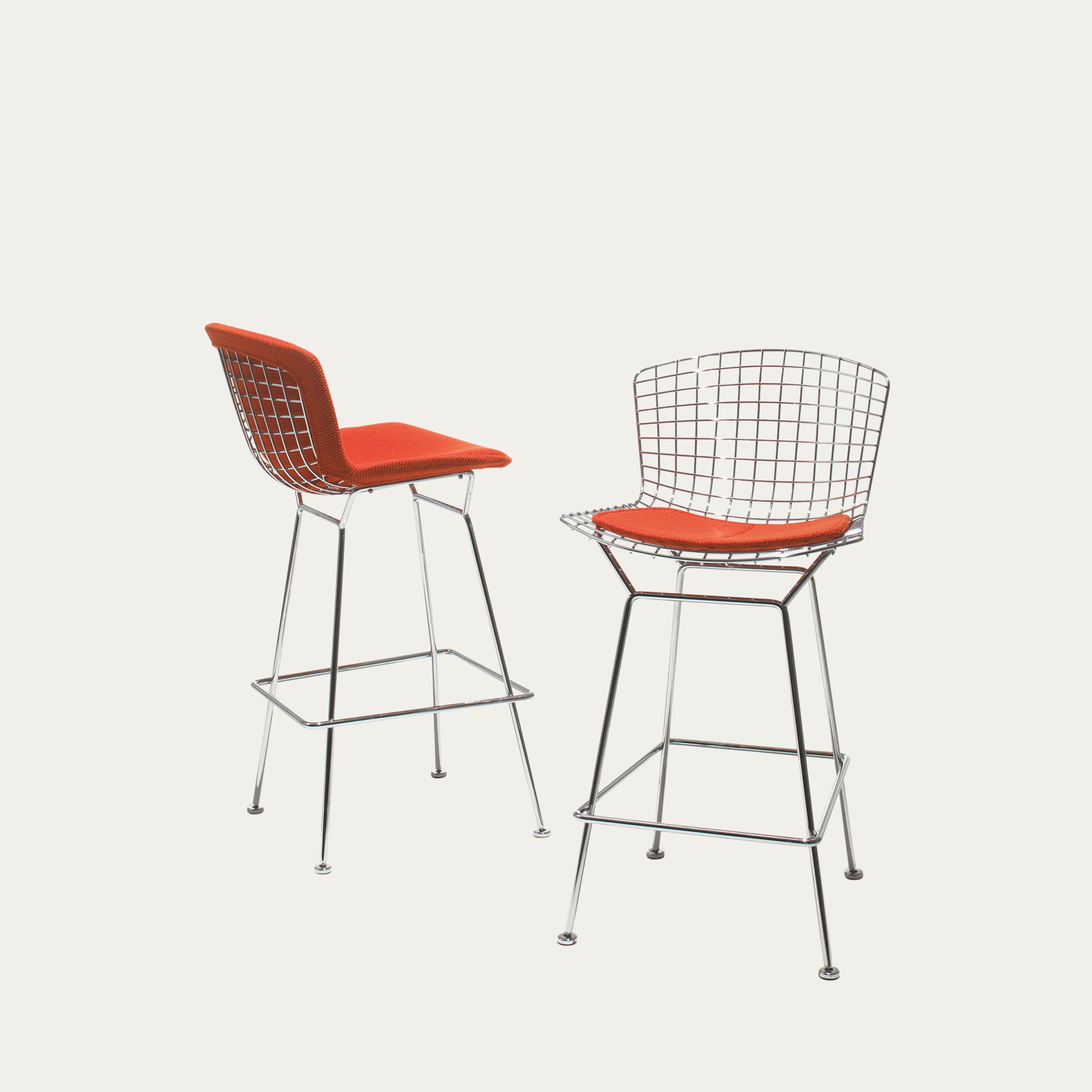 Zwei rote Barhocker von Harry Bertoia, einer voll gepolstert, einer mit offenem Drahtgestell und rotem Sitzpolster