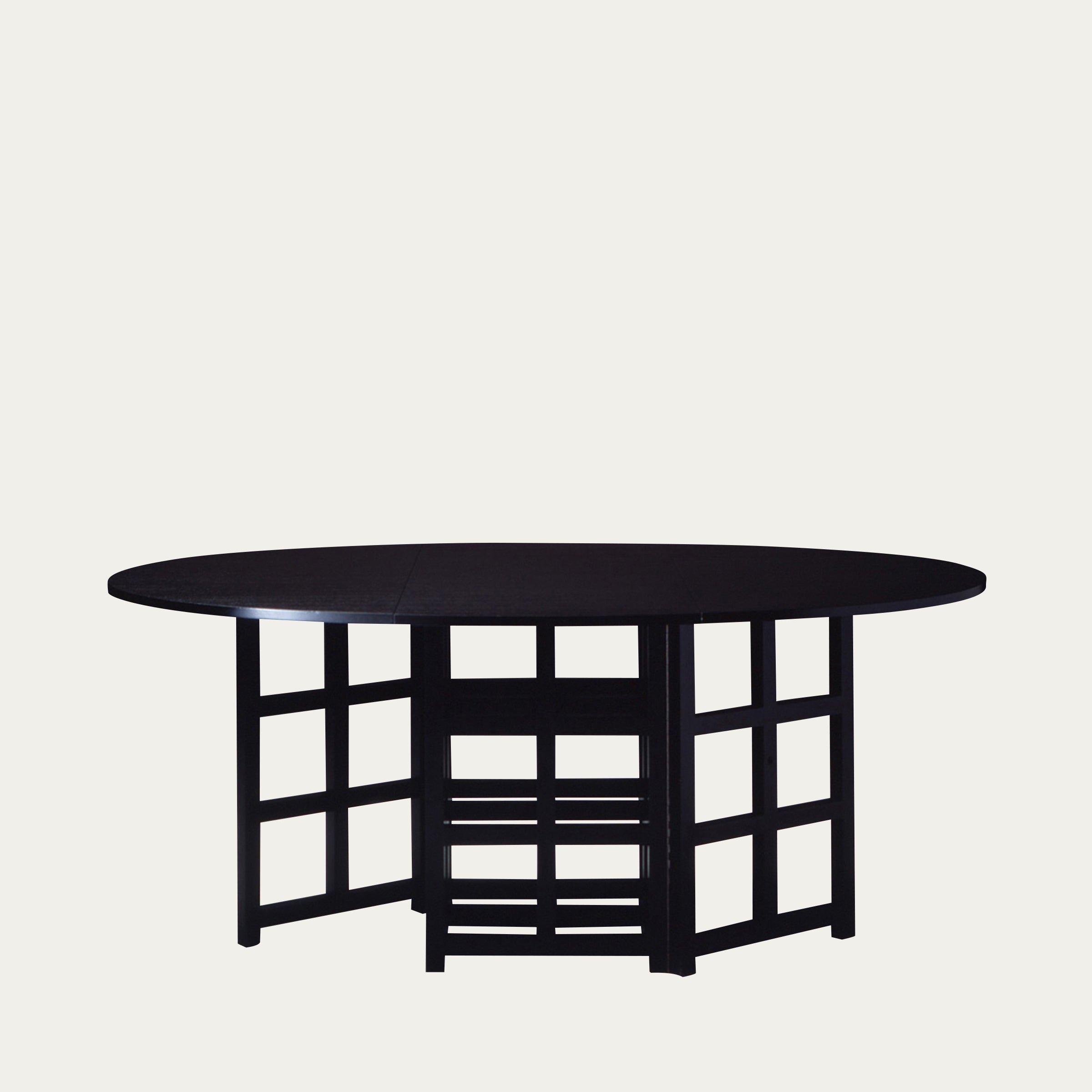 D.S.1 Klapptisch von Charles Rennie Mackintosh 1918 in schwarzer Ausführung mit ovaler Tischplatte und geometrischem Klappuntergestell, Arts-and-Crafts-Designklassiker