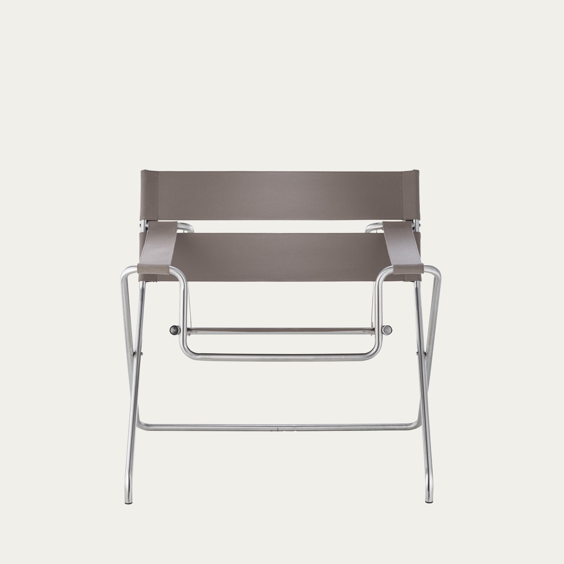 Frontansicht des D4 Klappsessels von Marcel Breuer, faltbarer Stahlrohrstuhl mit taupefarbenem Canvas
