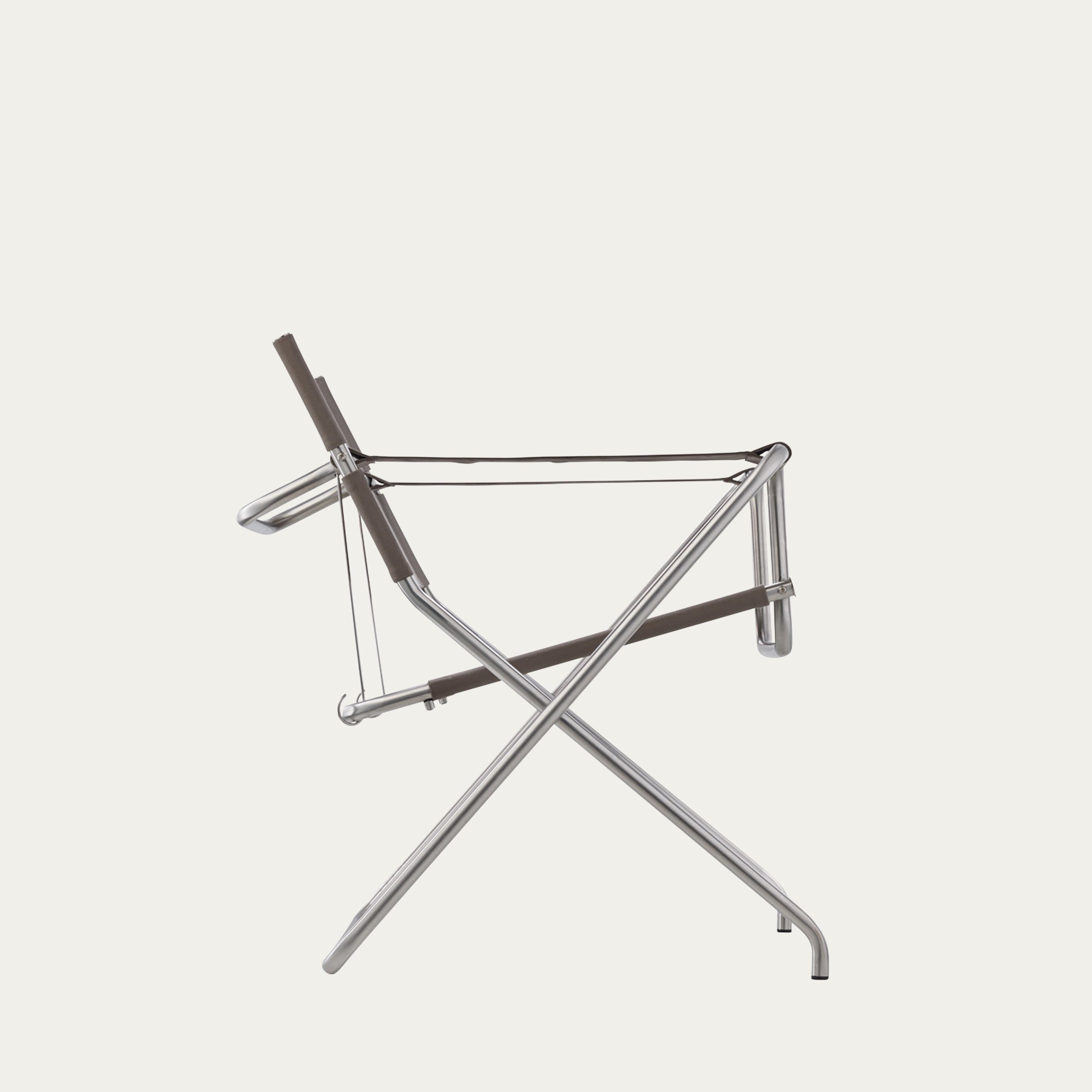 Seitenansicht des D4 Klappsessels von Marcel Breuer, faltbarer Stahlrohrstuhl mit taupefarbenem Canvas, Bauhaus-Design von 1926