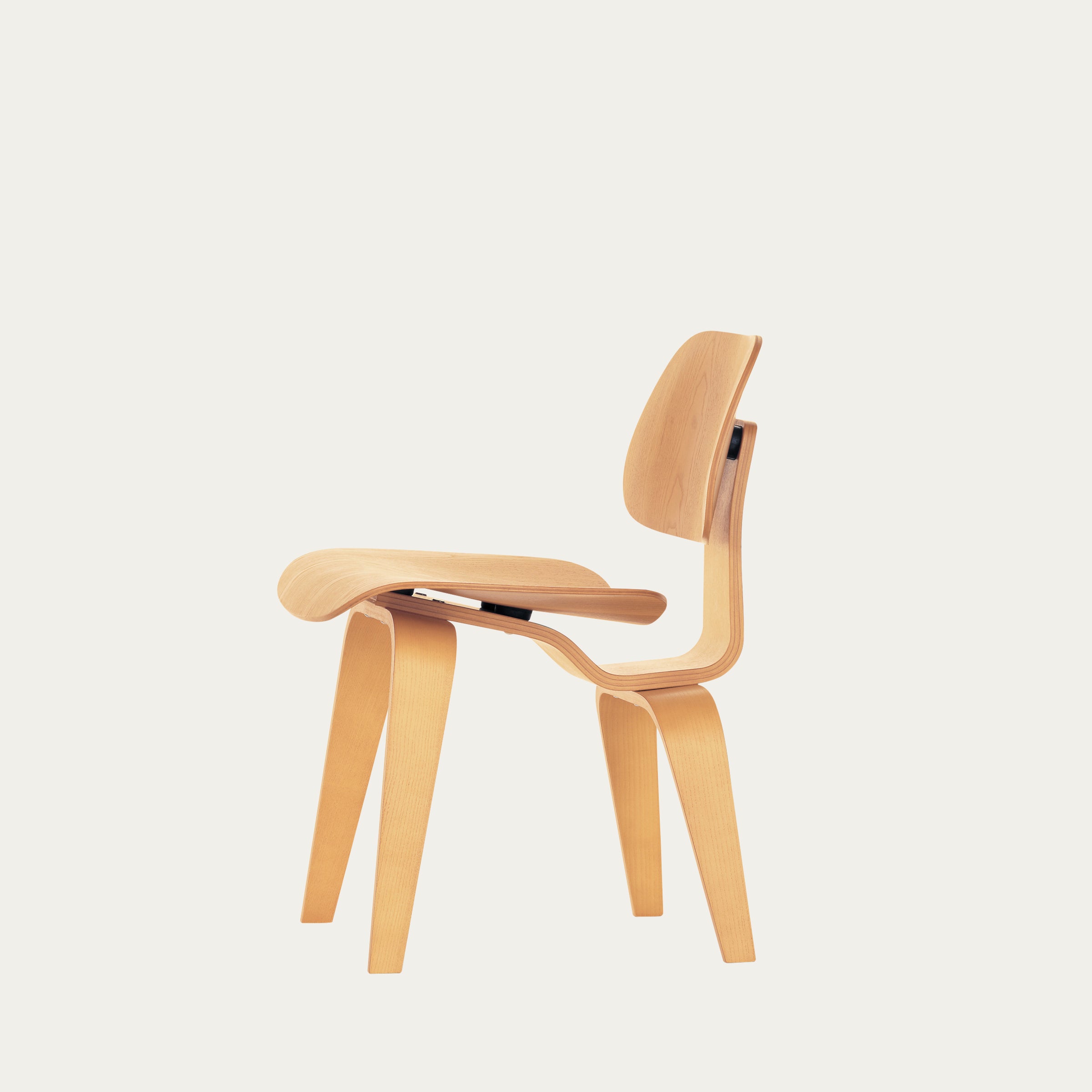 Seitliche Ansicht des DCW Stuhls von Charles & Ray Eames mit sichtbarer Schichtholz-Konstruktion und organischer Linienführung
