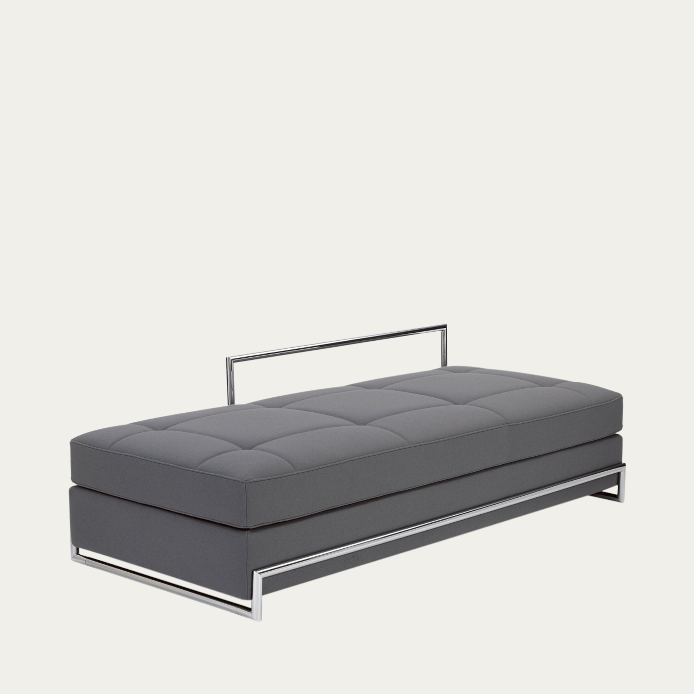 Day Bed von Eileen Gray 1925 in grauer Ausführung mit verchromtem Stahlgestell, zeitloses Designmöbel