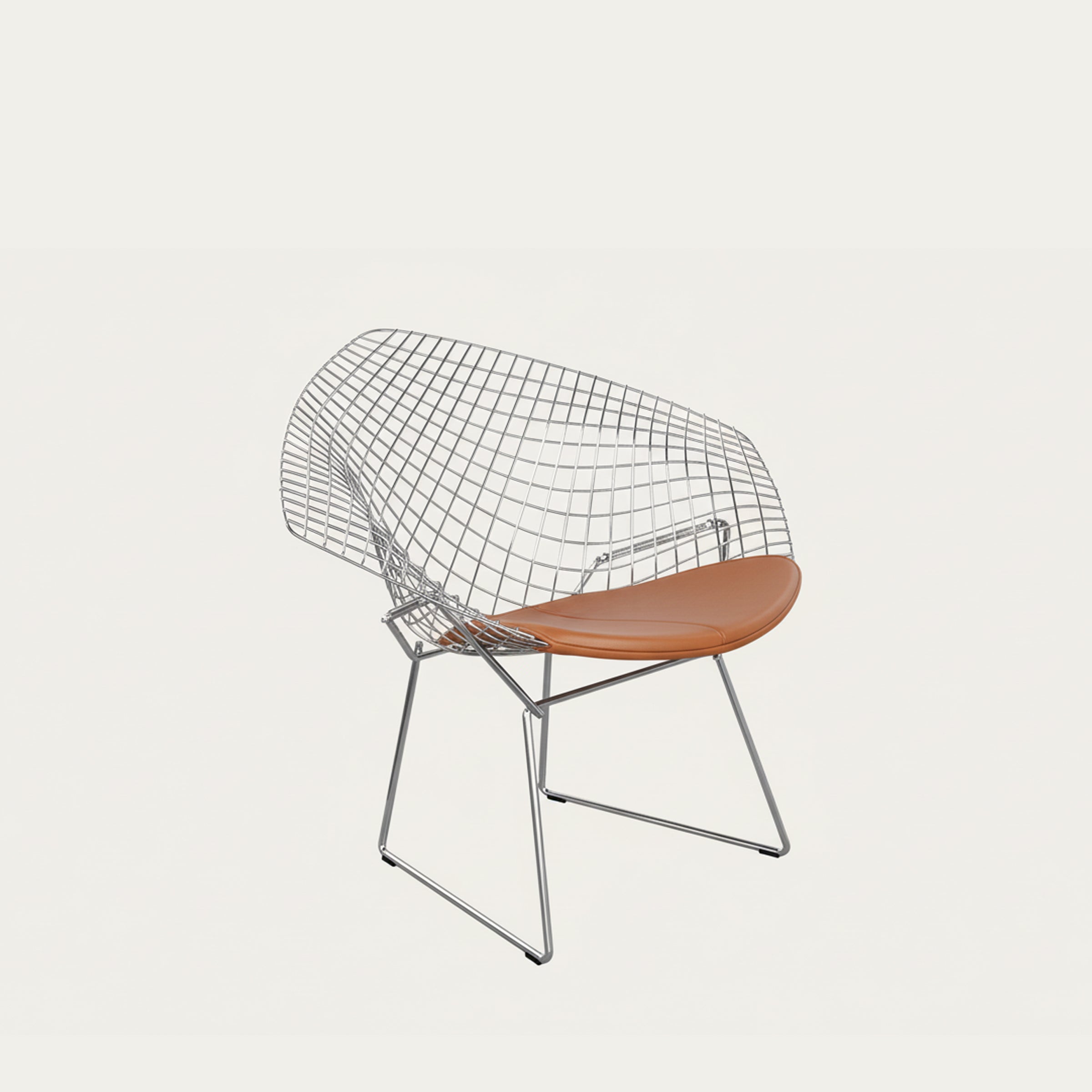 Schrägansicht des Diamond Chairs mit verchromtem Drahtgestell und cognacfarbenem Lederpolster
