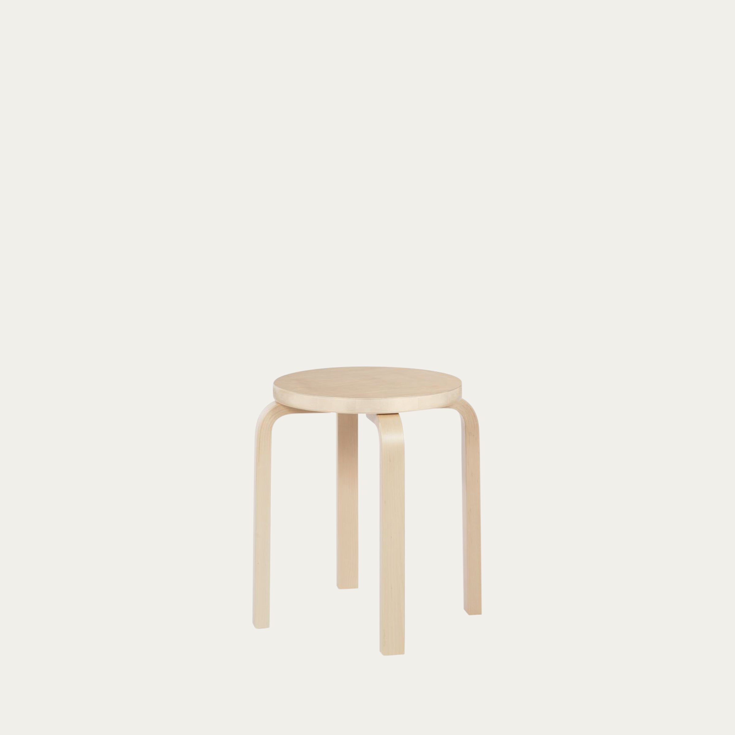 Naturfarbener E60 Hocker mit dreibeinigem, gebogenem Holzgestell im Aalto-Stil
